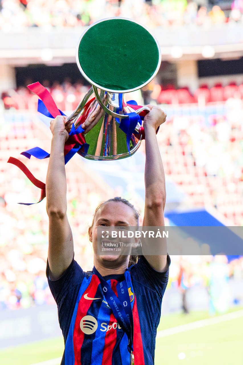 Caroline Graham Hansen of Barcelona celebrate by lifting