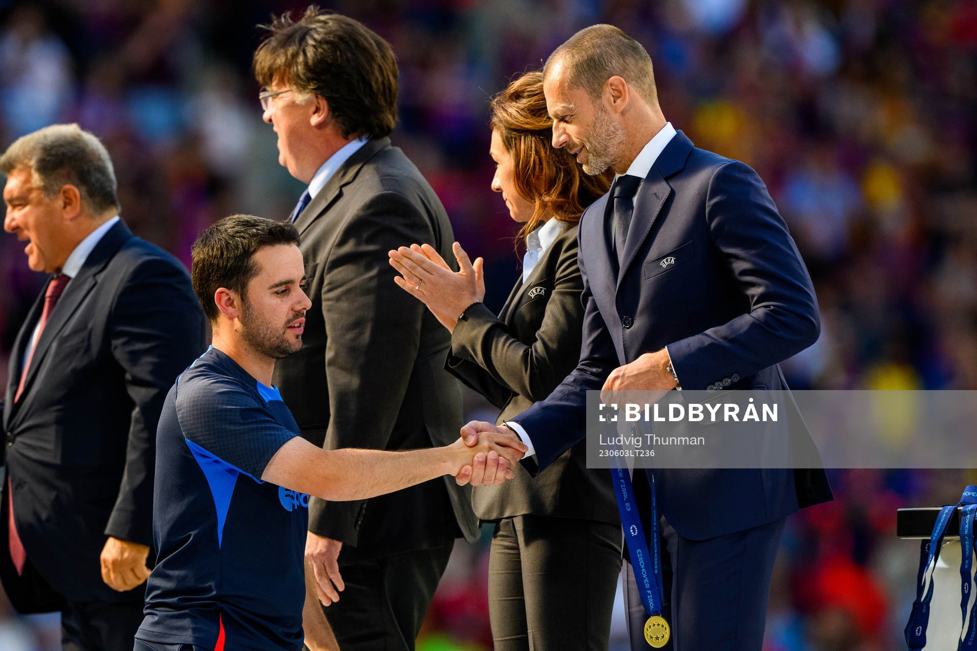 Head coach Jonatan Giráldez of Barcelona receives his
