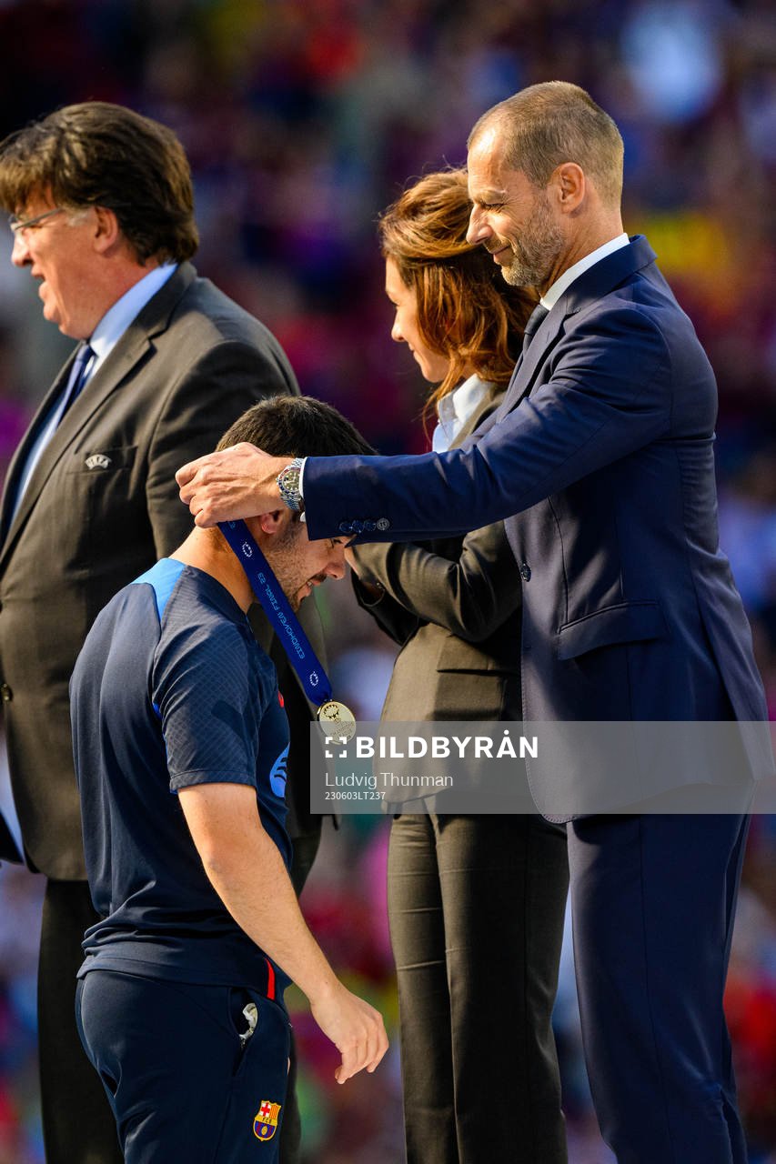 Head coach Jonatan Giráldez of Barcelona receives his