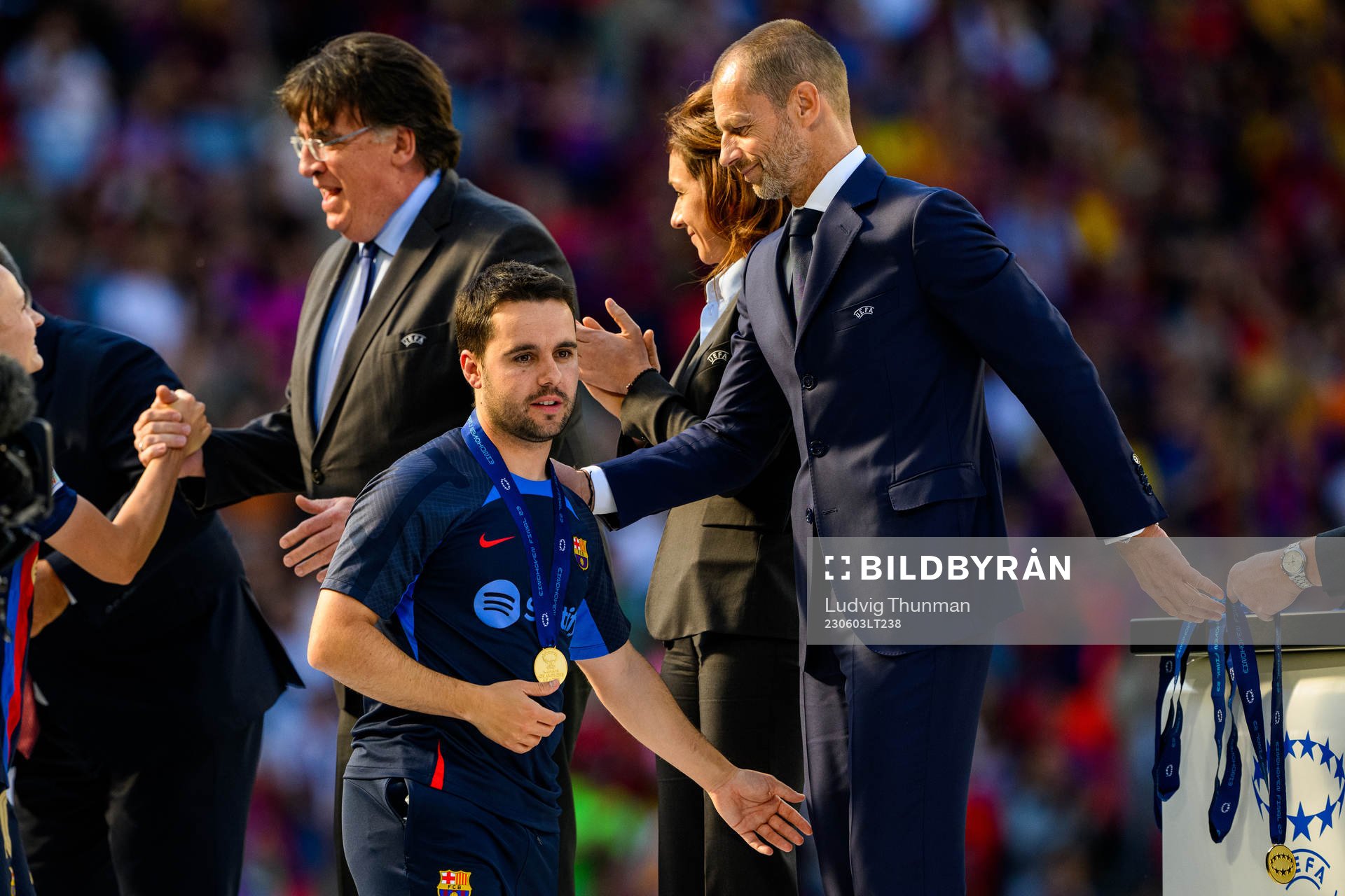 Head coach Jonatan Giráldez of Barcelona receives his