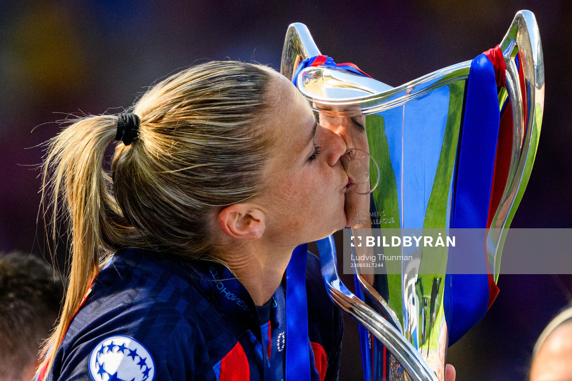 Ana Maria Crnogorcevic of Barcelona kisses the trophy