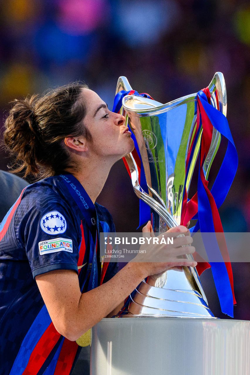 Marta Torrejon Moya of Barcelona kisses the trophy