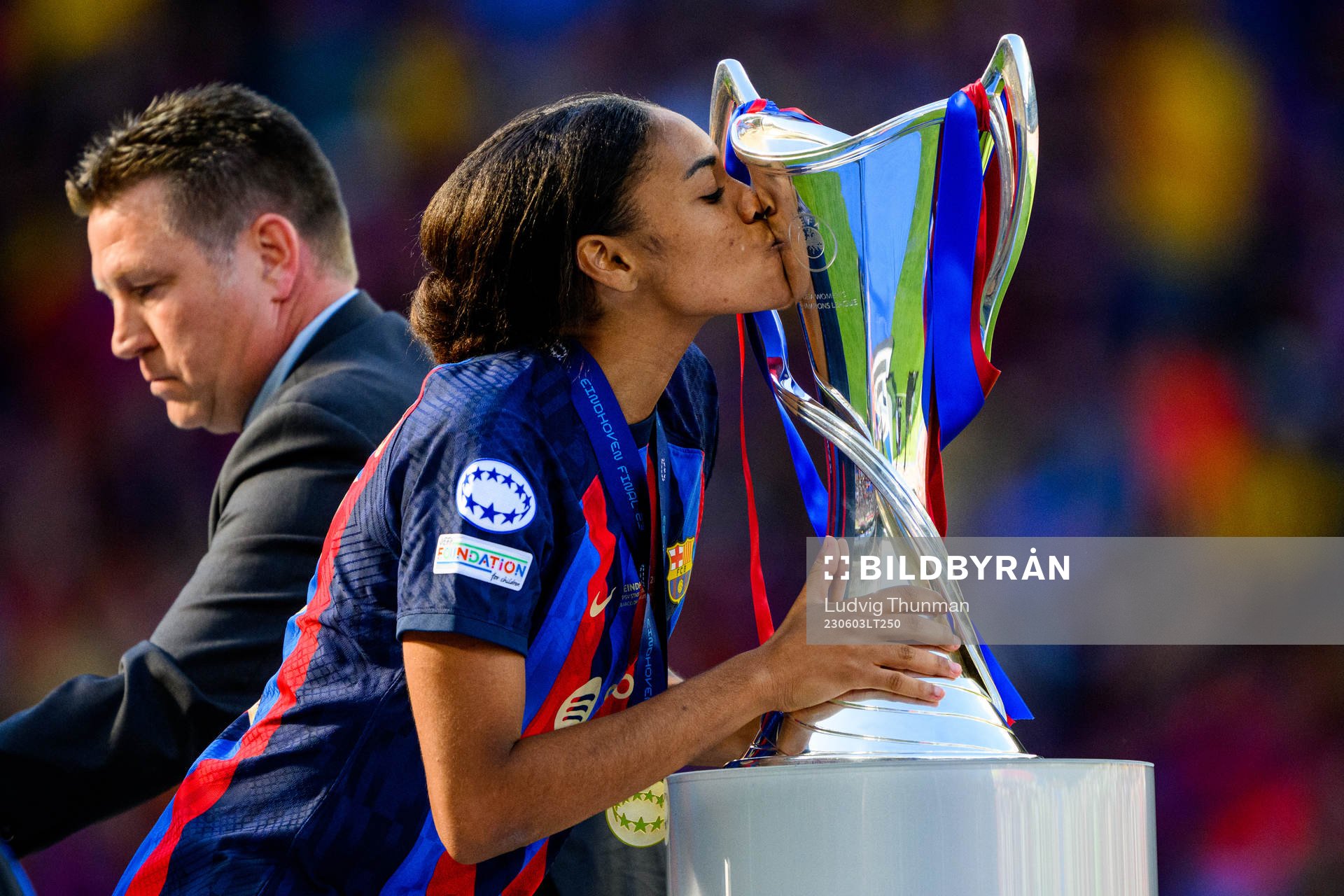 Salma Paralluelo of Barcelona kisses the trophy