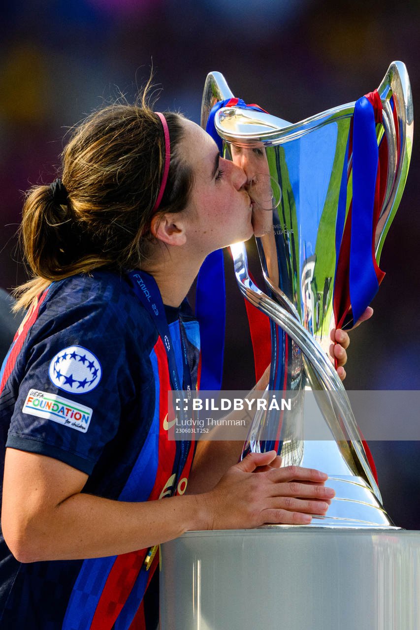 Mariona Caldentey of Barcelona kisses the trophy