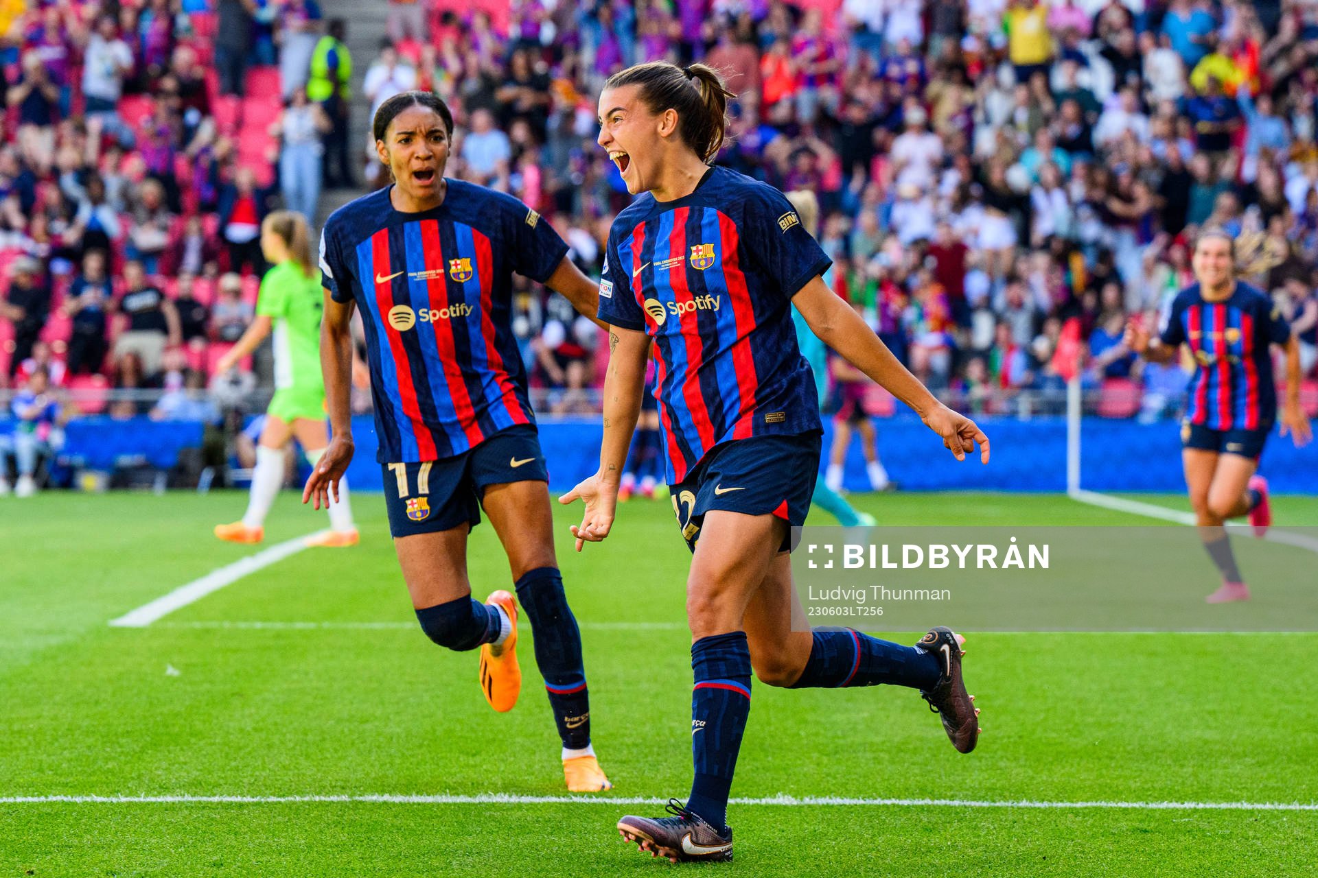 Patri Guijarro celebrate with Salma Paralluelo of Barcelona