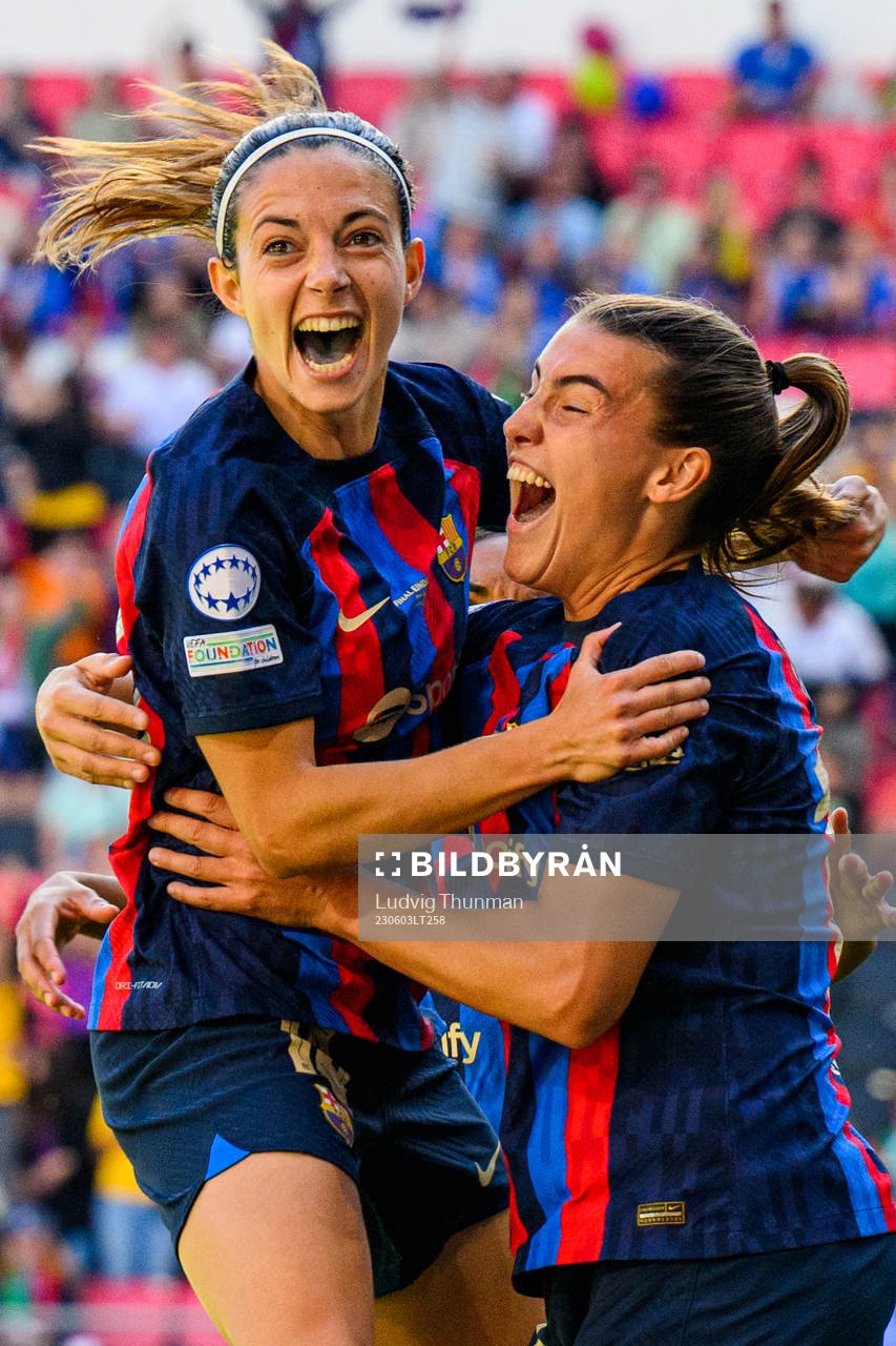 Patri Guijarro celebrate with Aitana Bonmati of Barcelona