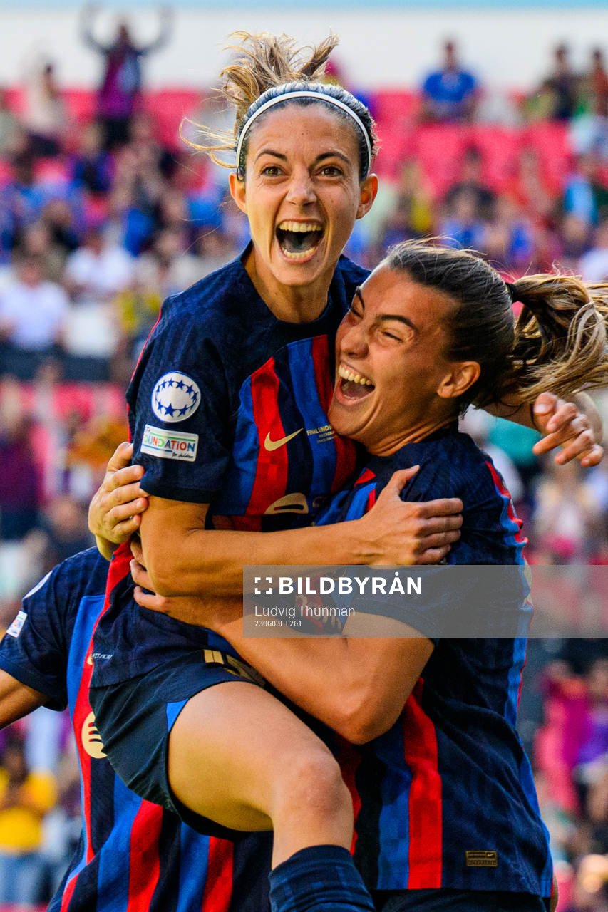 Patri Guijarro celebrate with Aitana Bonmati of Barcelona