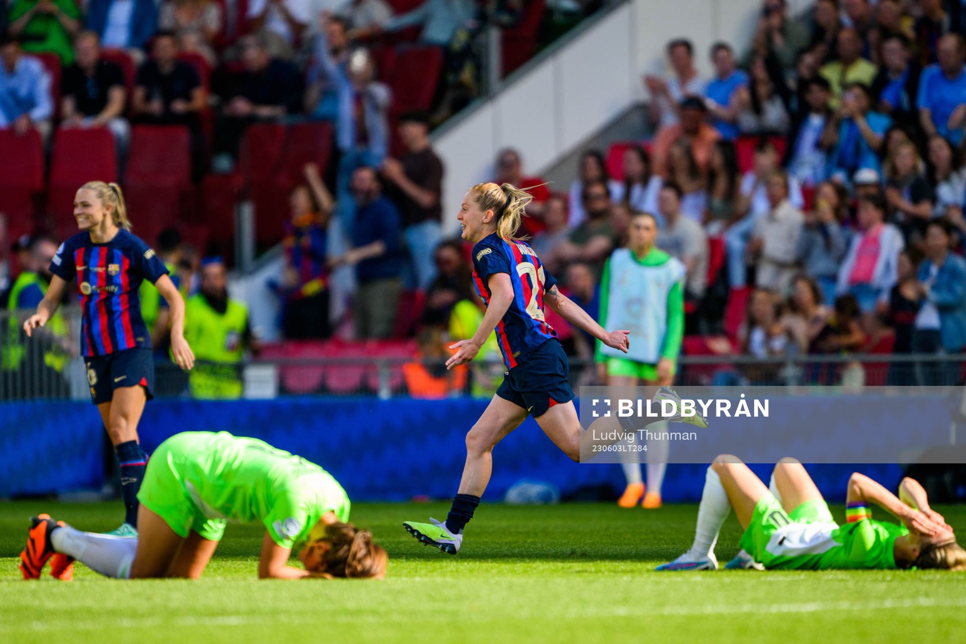 Keira Walsh of Barcelona celebrates while players of