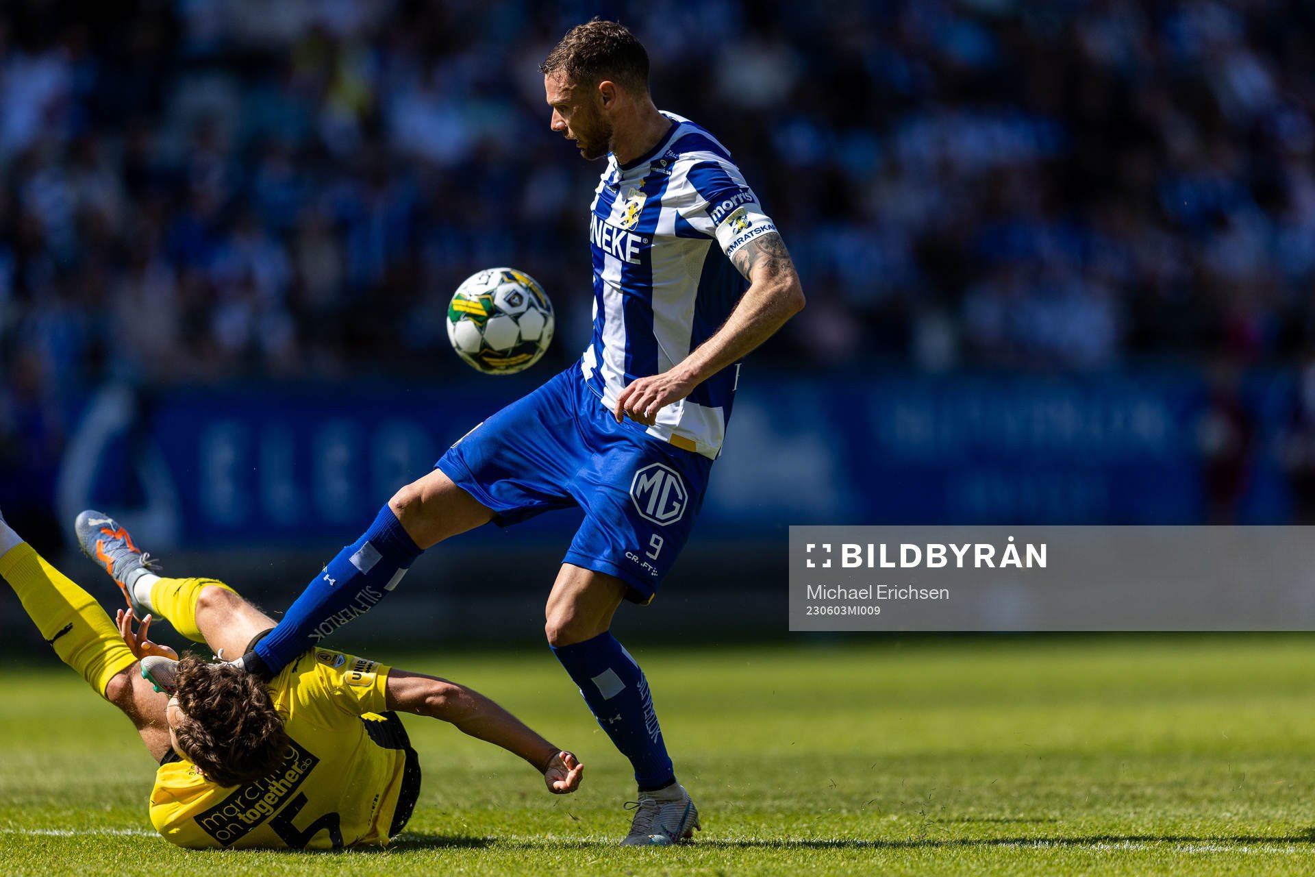 Mjällbys Colin Rösler och IFK Göteborgs Marcus Berg
