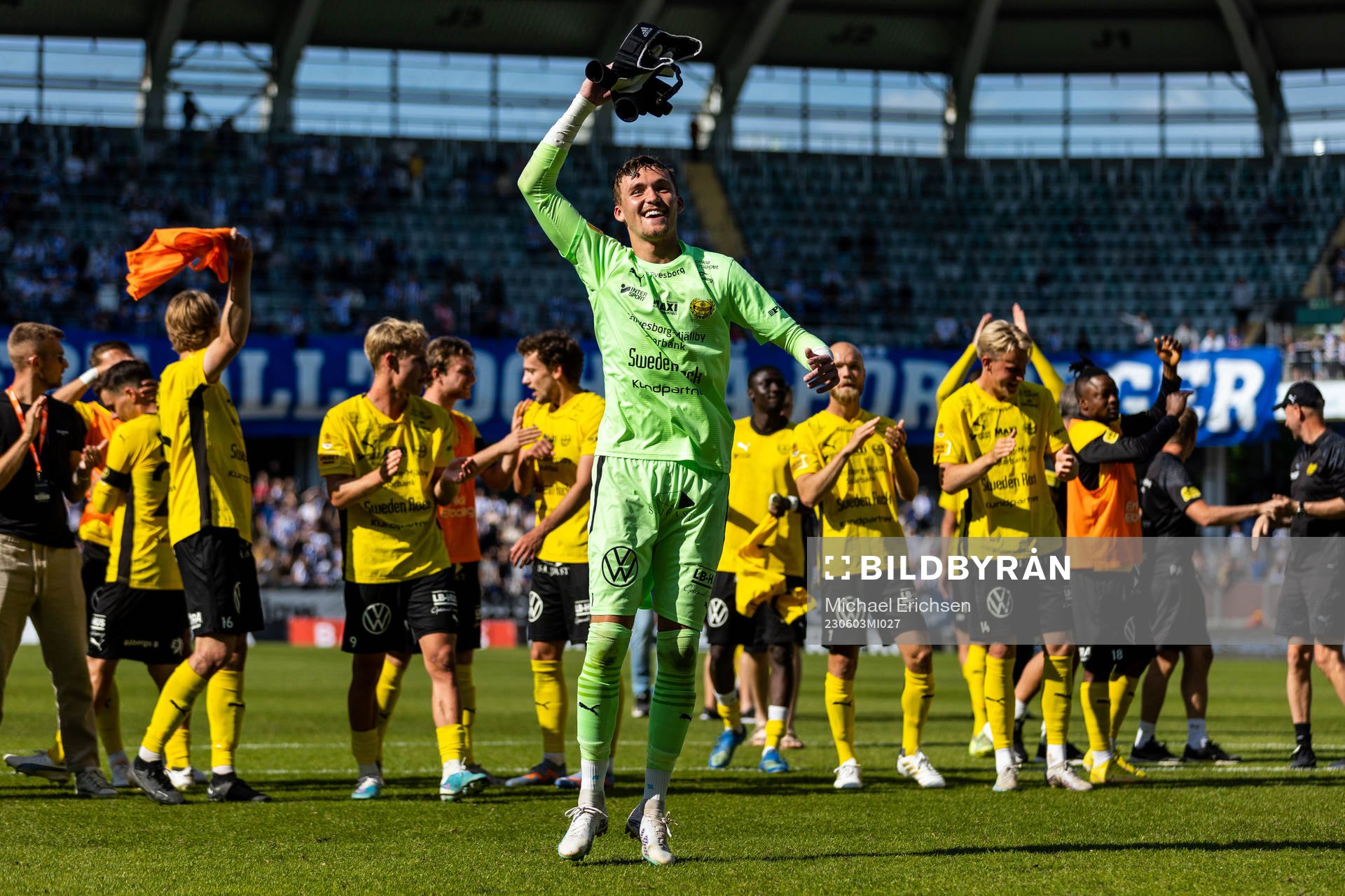 Mjällbys målvakt Noel Törnqvist jublar