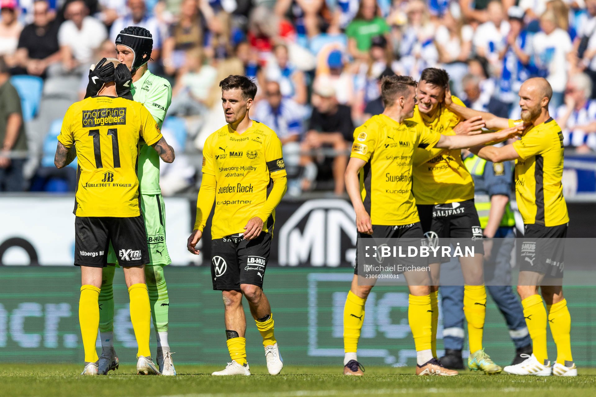 Mjällbys Adam Ståhl och målvakt Noel Törnqvist jublar