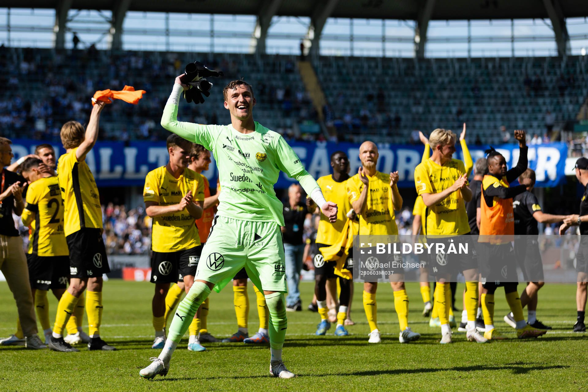 Mjällbys målvakt Noel Törnqvist jublar