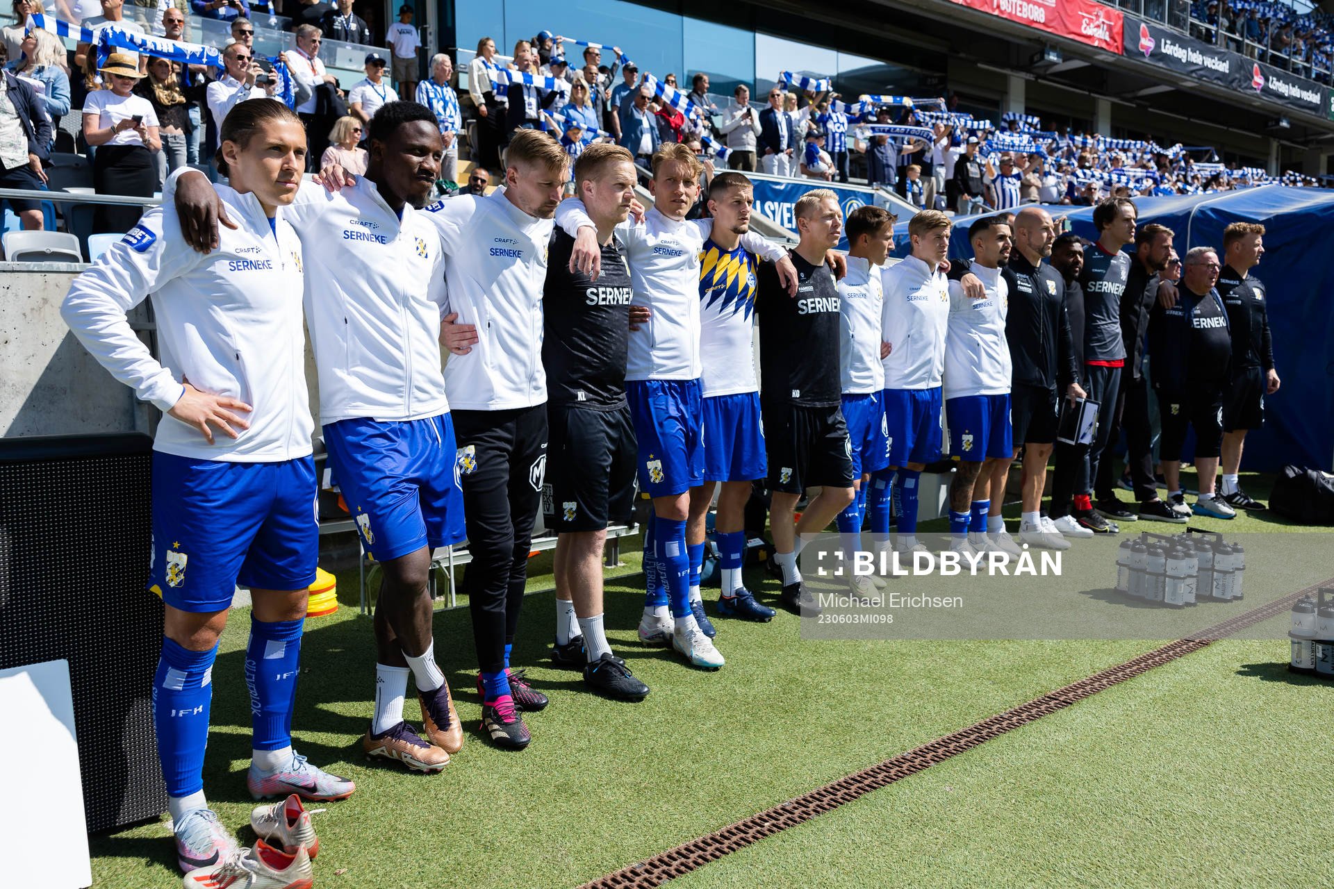 IFK Göteborgs spelare och ledare under introt innan fotbollsmatchen i Allsvenskan mellan IFK Göteborg och Mjällby den 3 juni 2023 i Göteborg.