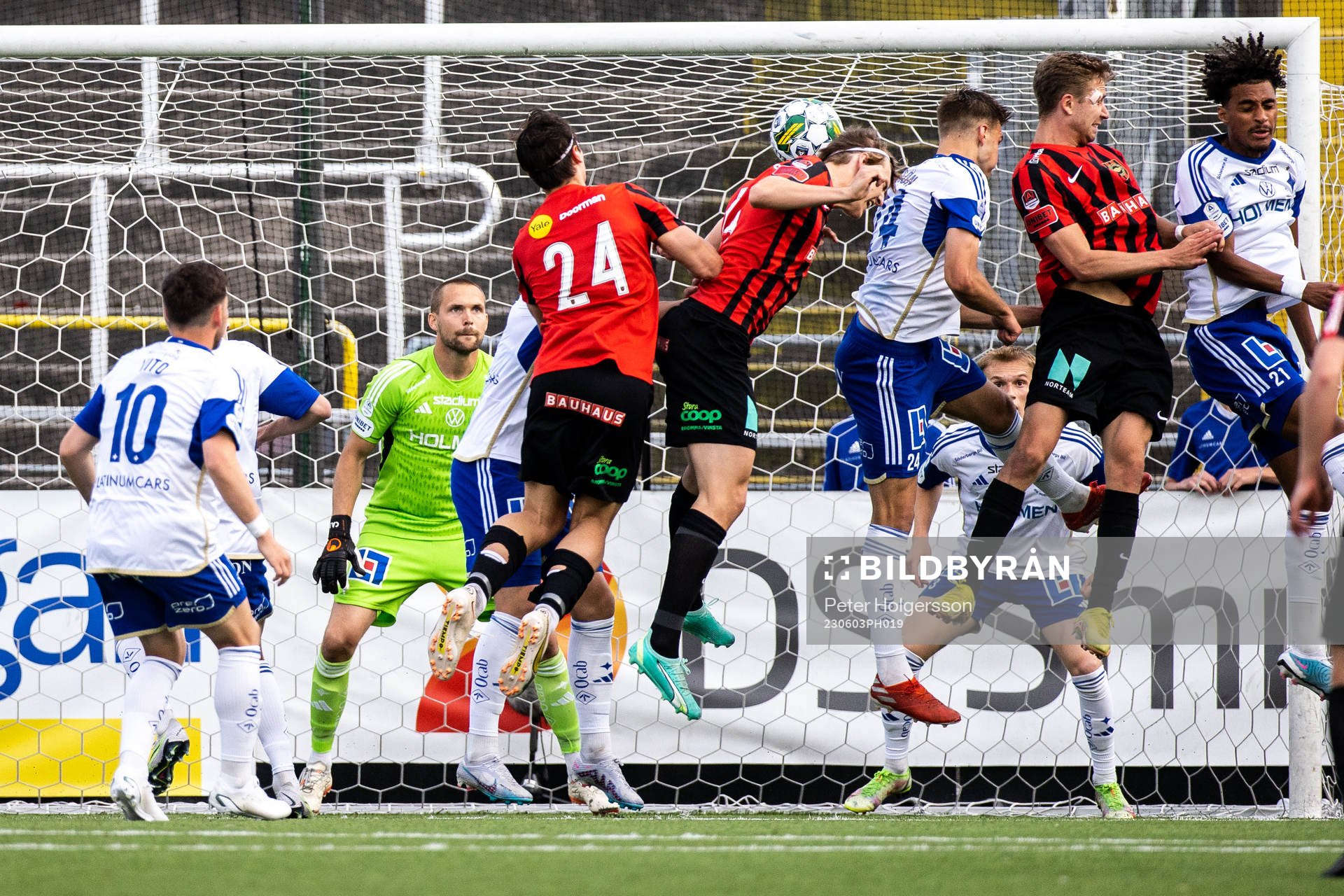Brommapojkarnas Ludvig Fritzson nickar in 0-1 bakom IFK