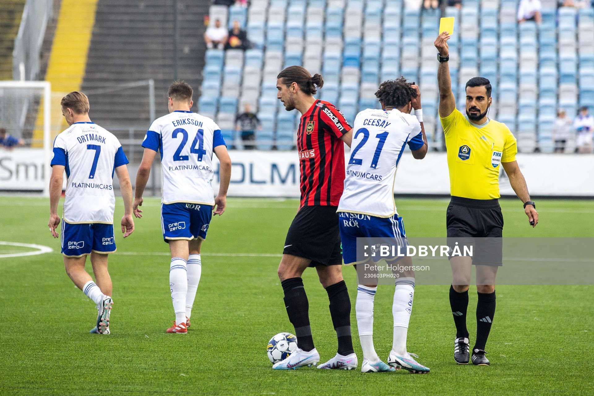 IFK Norrköpings Jesper Ceesay tilldelas gult kort av