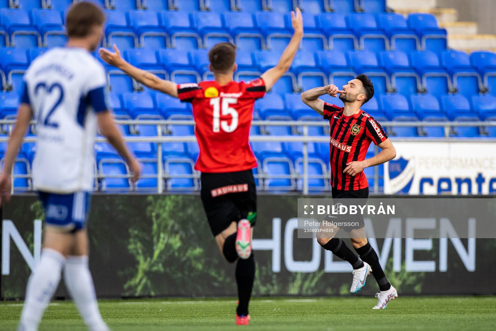 Brommapojkarnas Marijan Cosic jublar