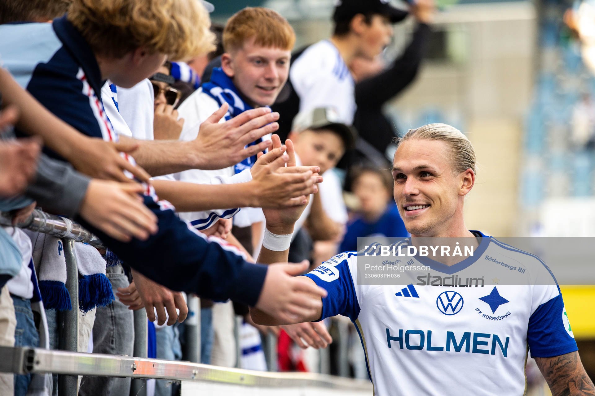 IFK Norrköpings Arnor Sigurdsson tackar publiken