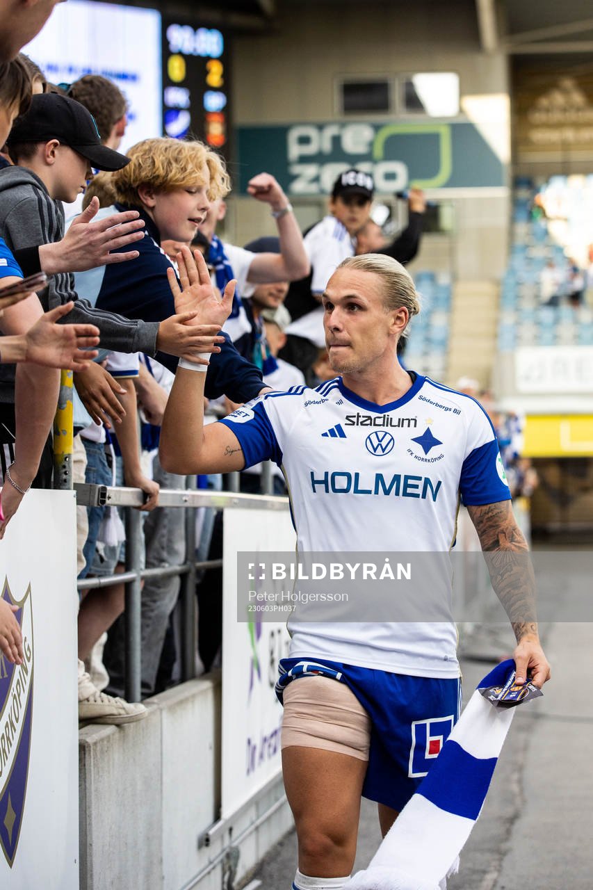IFK Norrköpings Arnor Sigurdsson tackar publiken