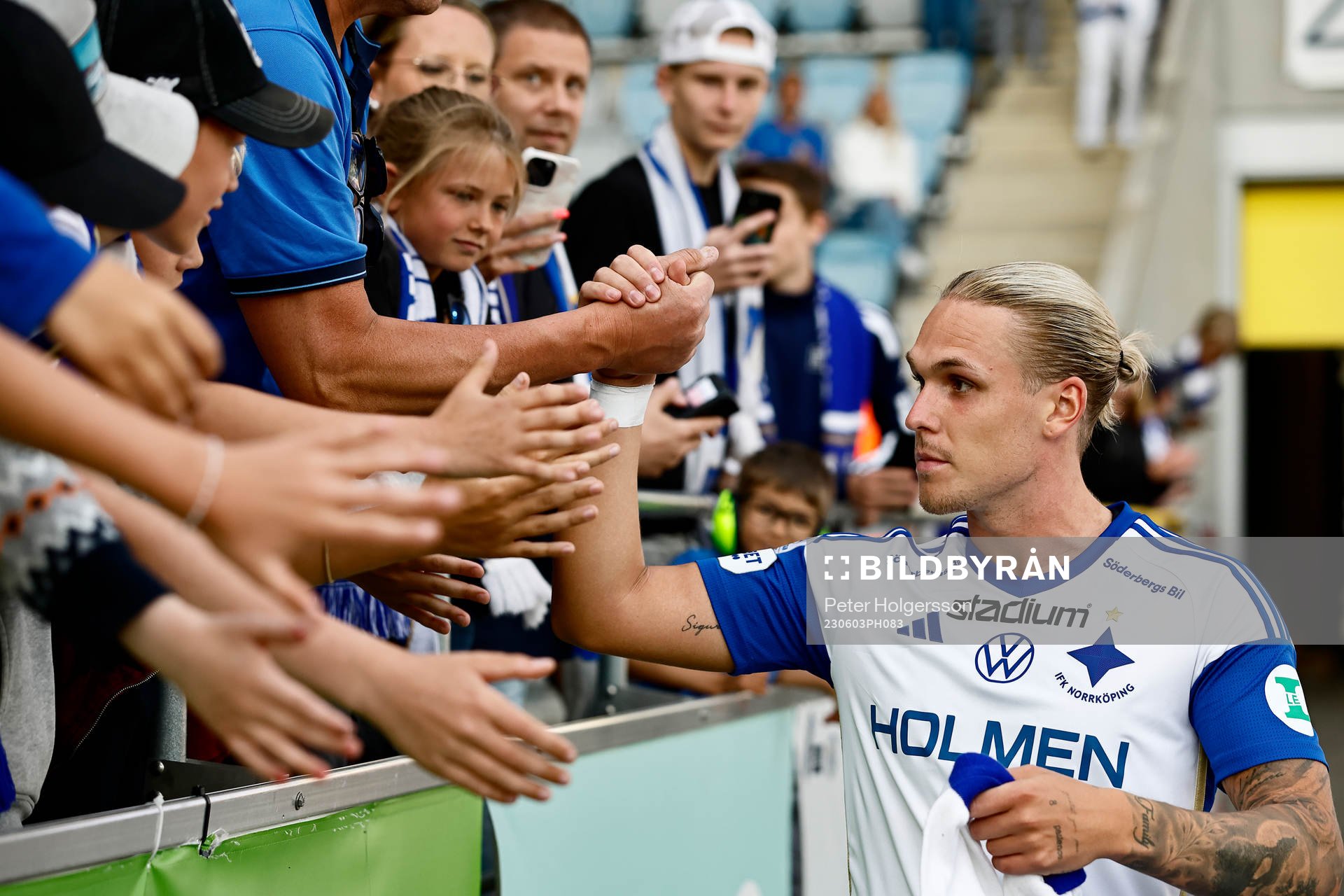 IFK Norrköpings Arnor Sigurdsson tackar sina supporters