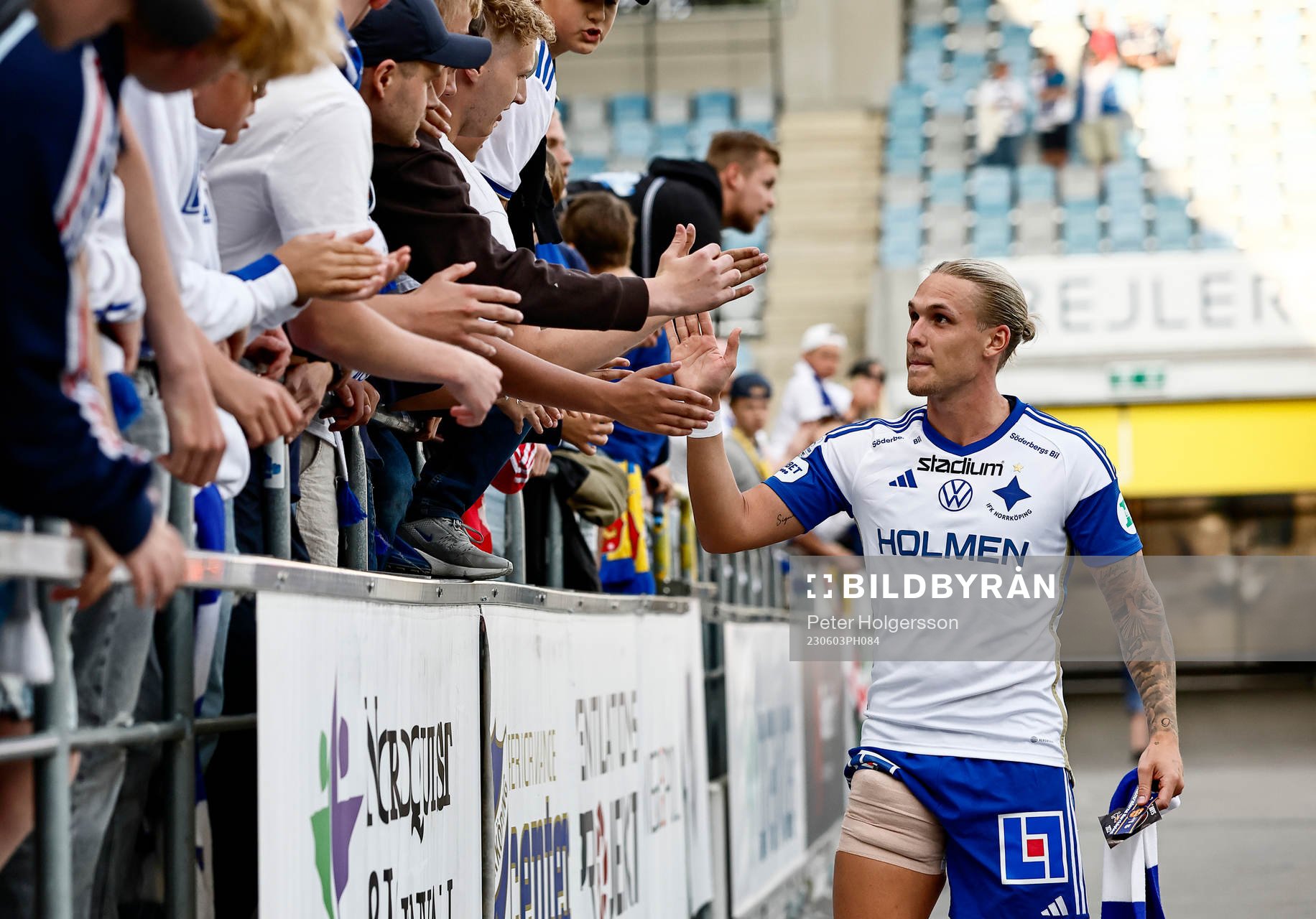 IFK Norrköpings Arnor Sigurdsson tackar sina supporters