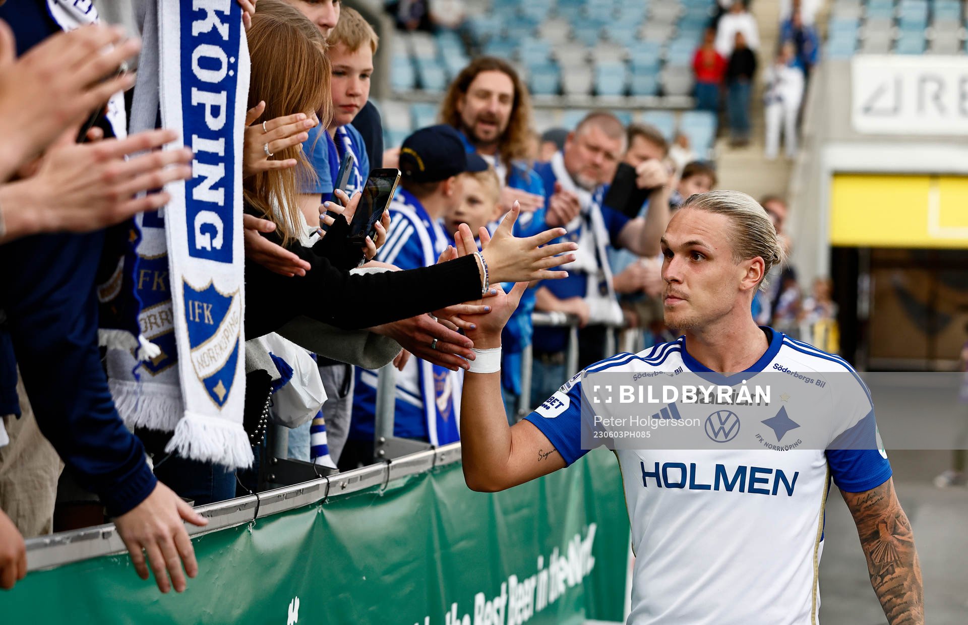 IFK Norrköpings Arnor Sigurdsson tackar sina supporters