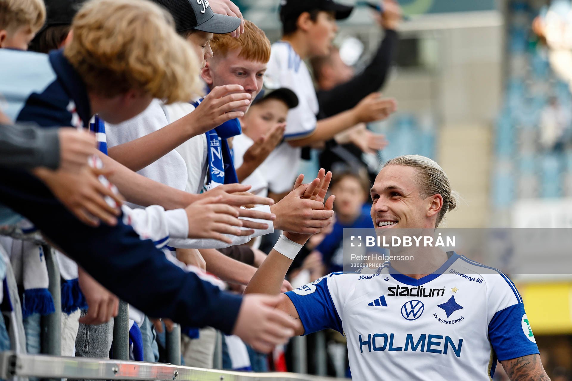 IFK Norrköpings Arnor Sigurdsson tackar sina supporters