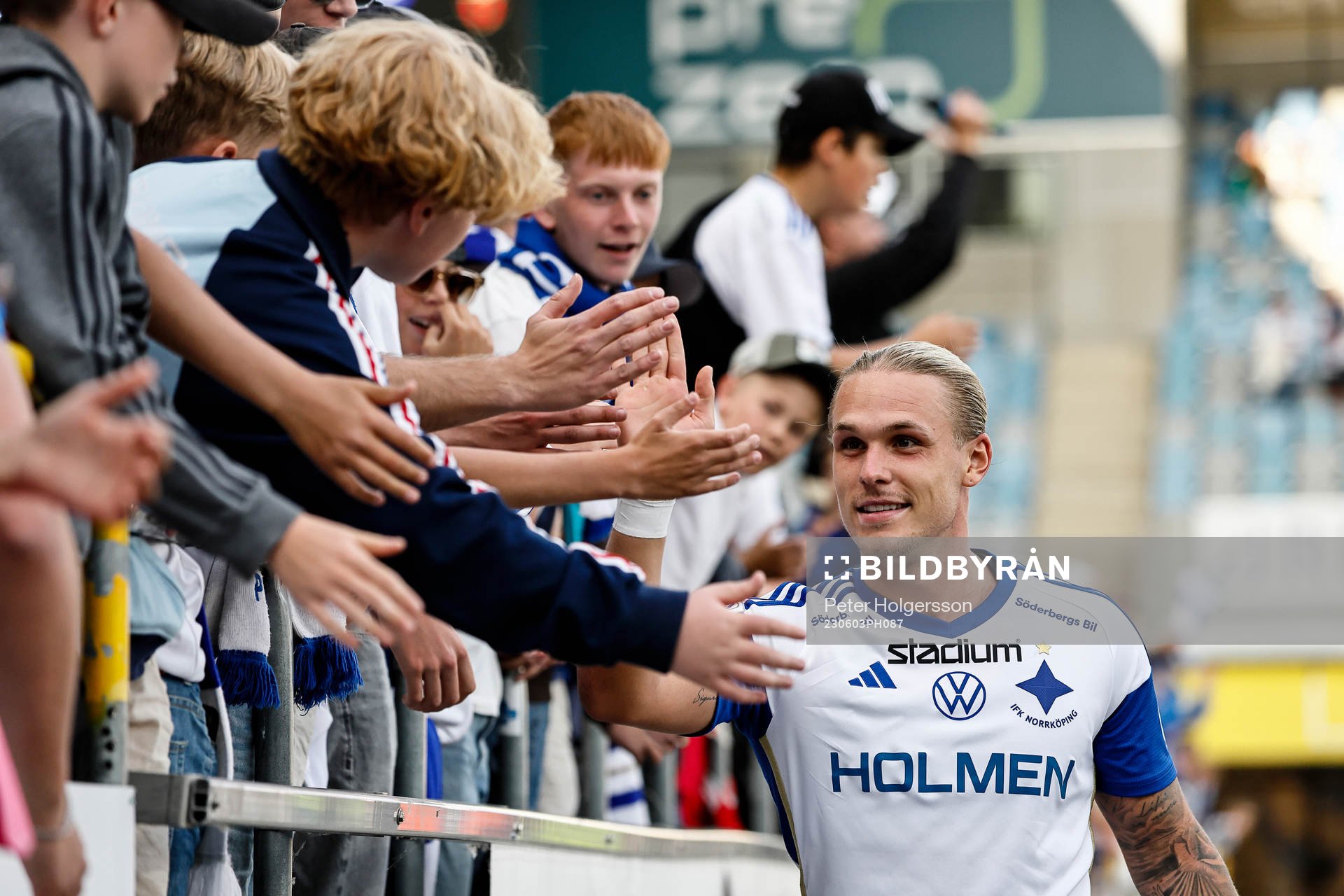 IFK Norrköpings Arnor Sigurdsson tackar sina supporters