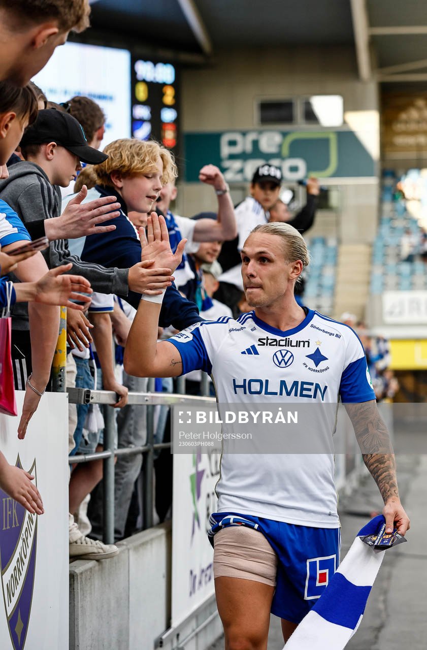 IFK Norrköpings Arnor Sigurdsson tackar sina supporters