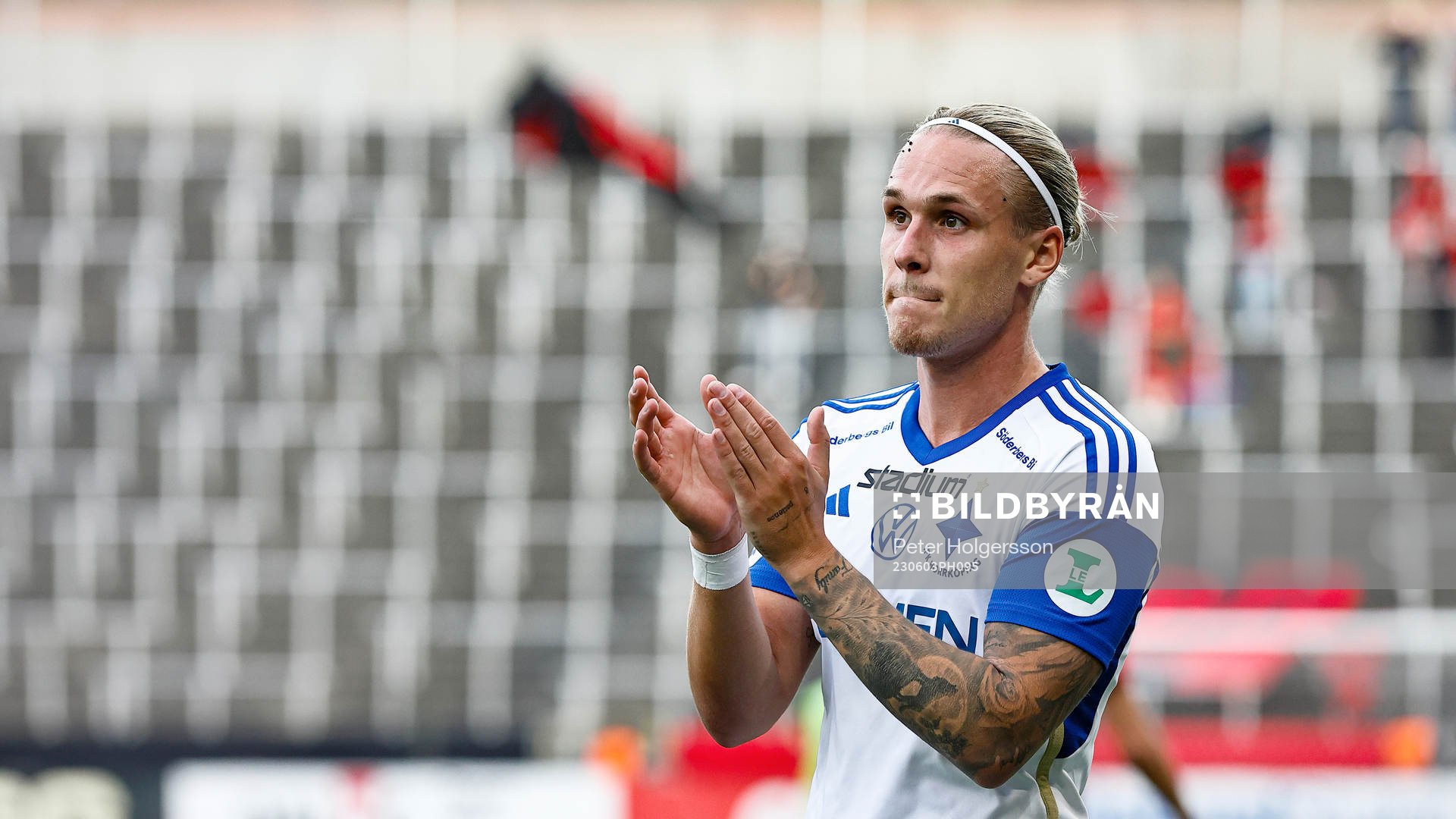 IFK Norrköpings Arnor Sigurdsson kliver av planen skadad