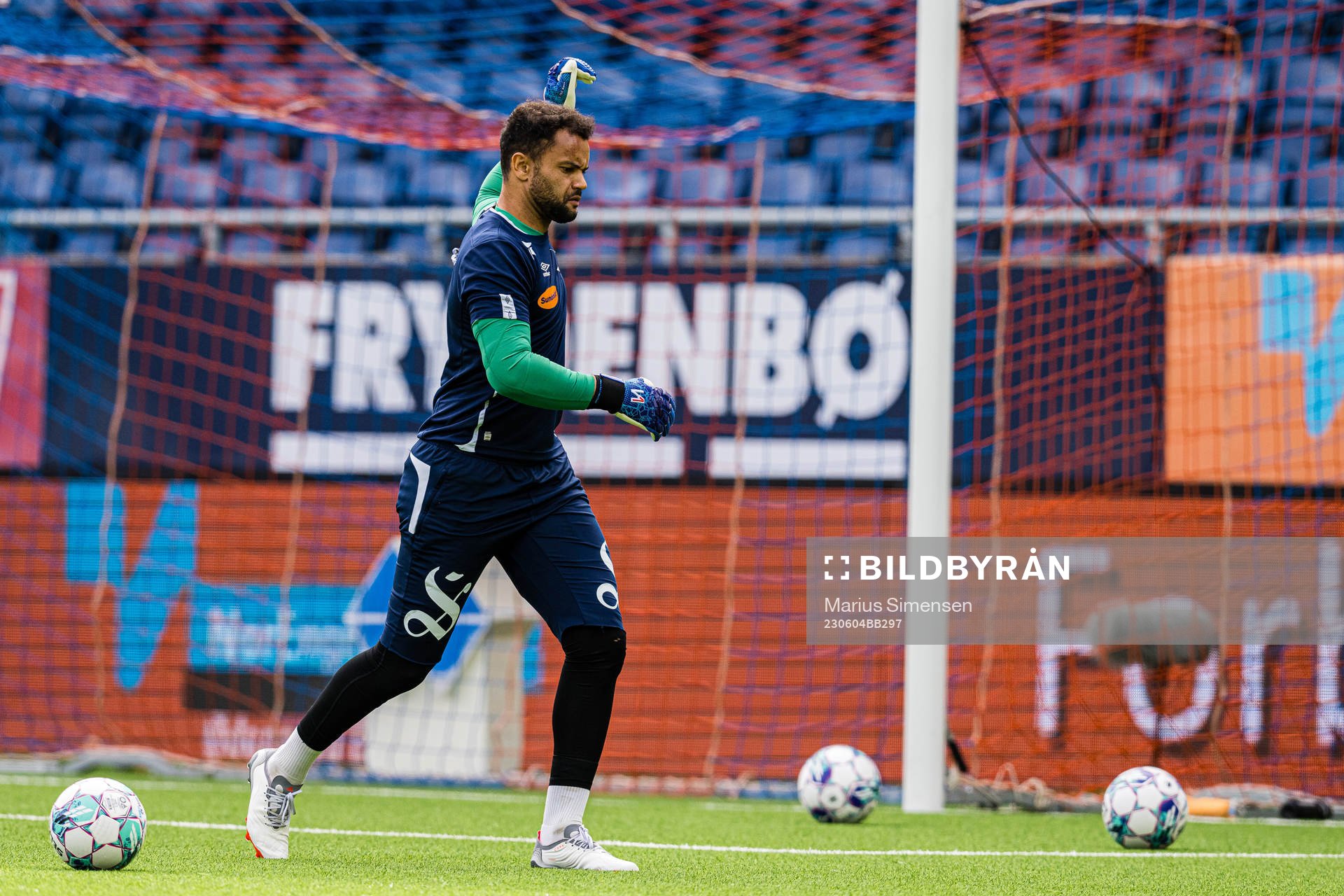 Sten Michael Grytebust of Aalesund warms up