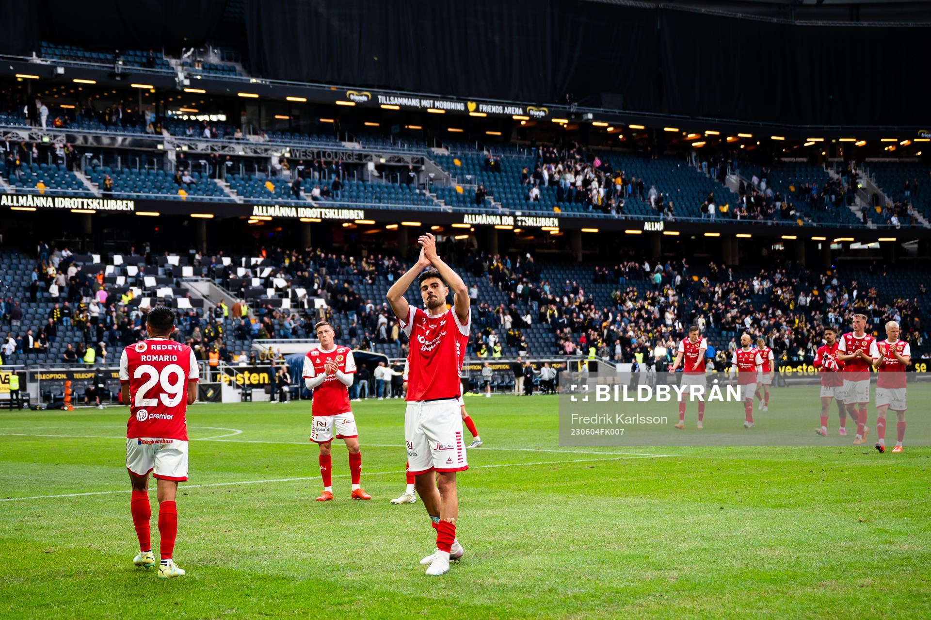 Kalmars Romario Pereira Sipiao och Deniz Hummet tackar