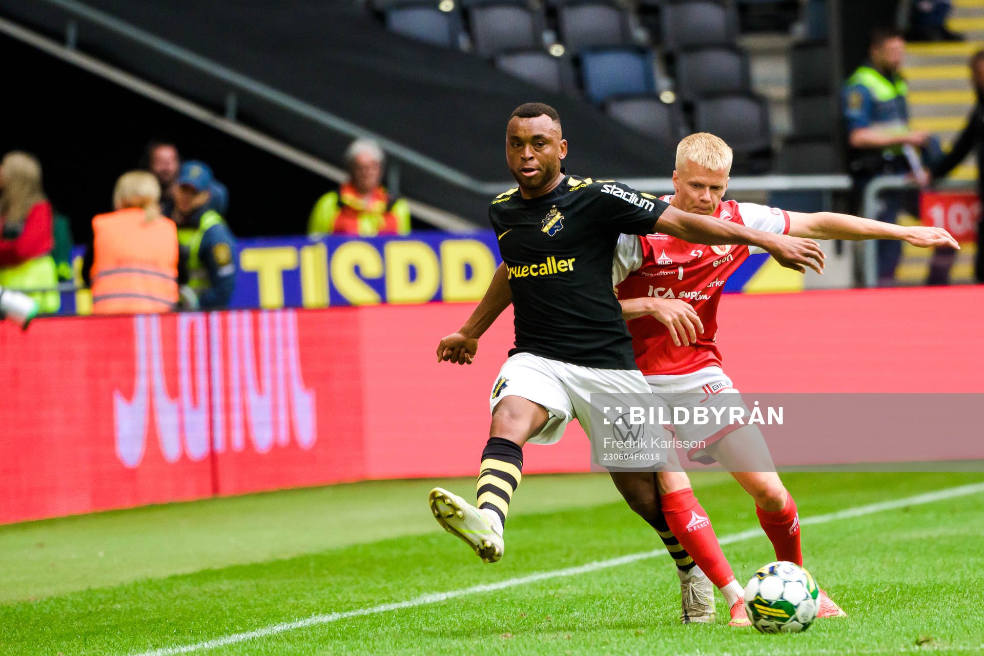 AIKs Abdussalam Magashy och Kalmars Axel Lindahl under fotbollsmatchen i Allsvenskan mellan AIK och Kalmar den 4 juni 2023 i Stockholm. 