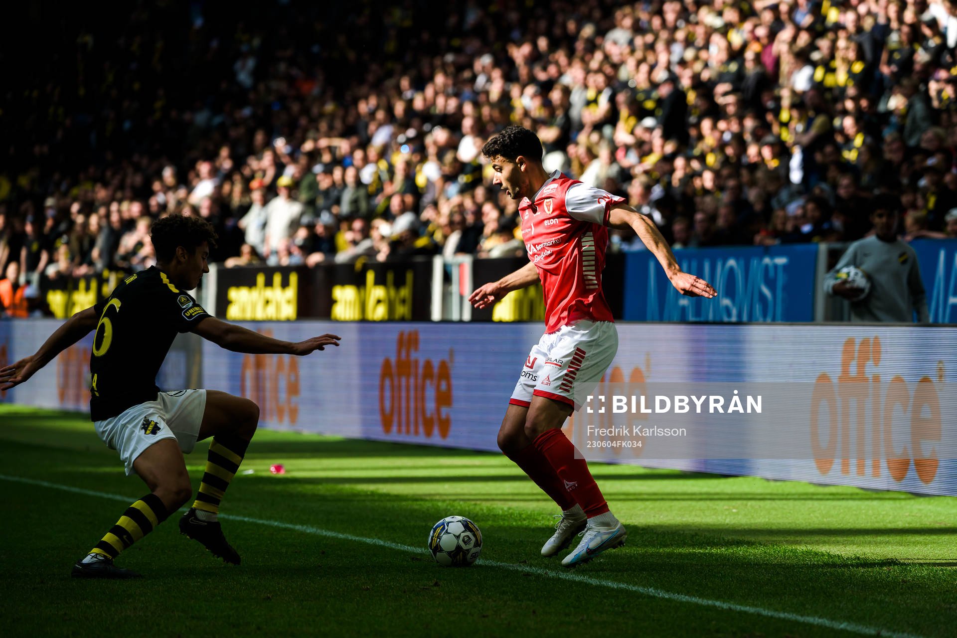 AIKs Robin Tihi och Kalmars Deniz Hummet
