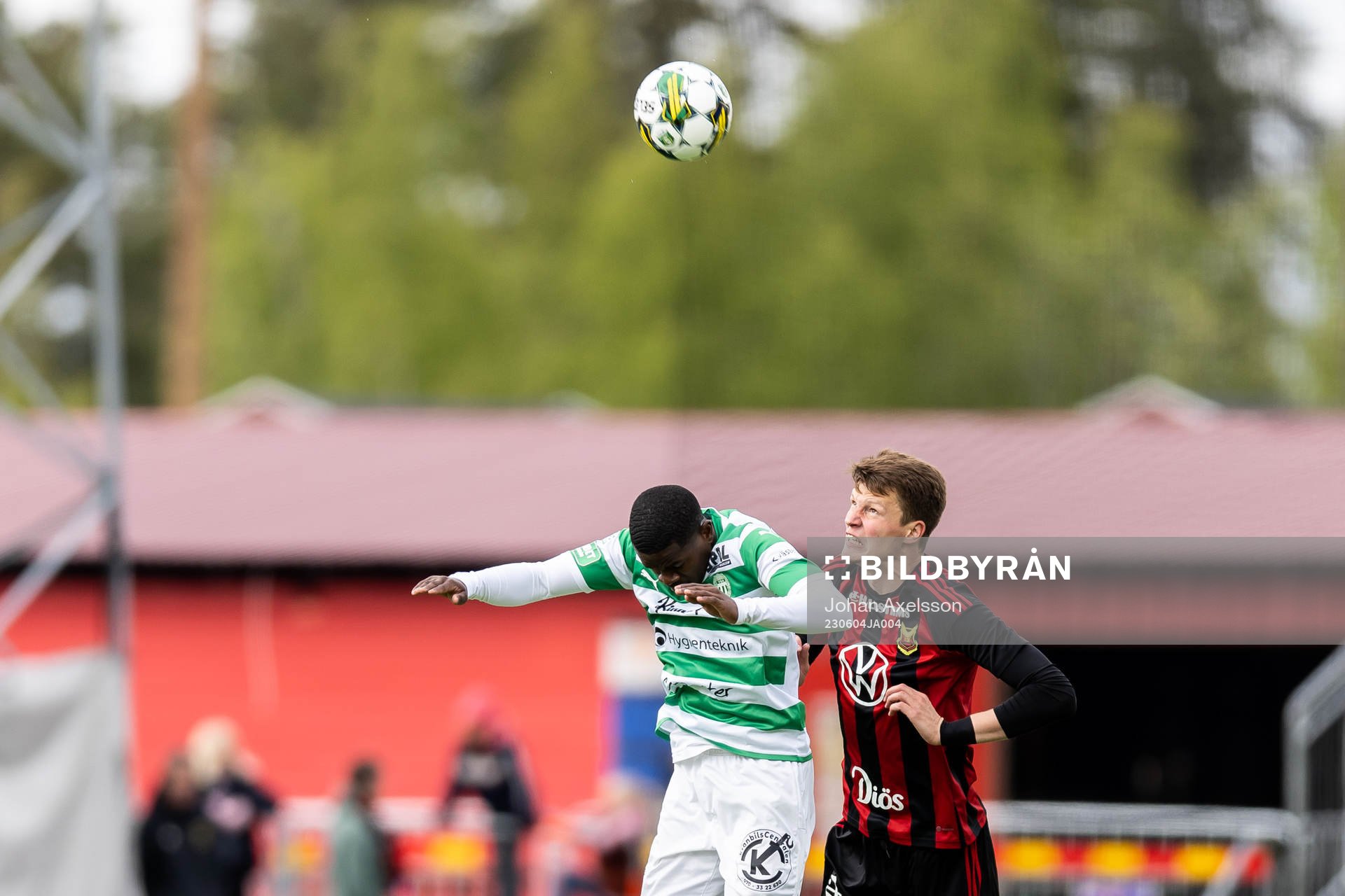 Västerås SKs Jaheem Burke och Östersunds Myroslav Mazur