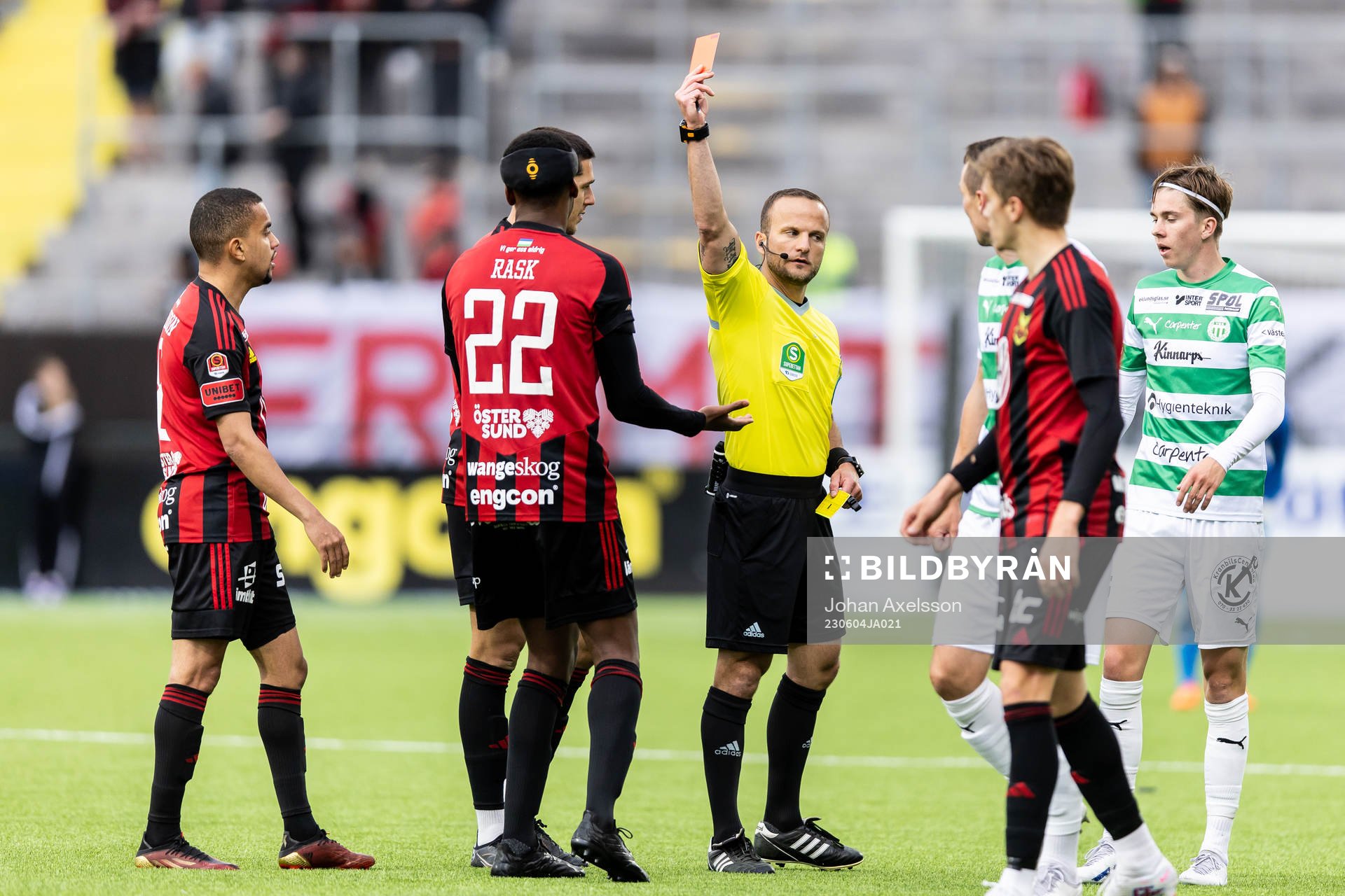 Östersunds Theodore Rask får rött kort av domare Rinon Hasani under fotbollsmatchen i Superettan mellan Östersund och Västerås SK den 4 juni 2023 i Östersund.