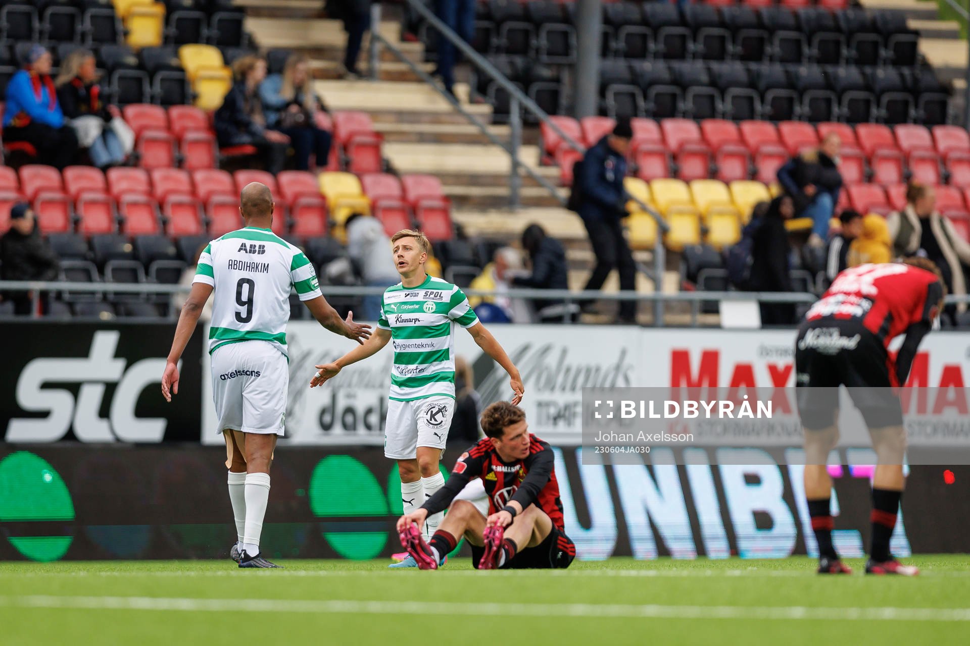 Västerås SKs Jabir Abdihakim Ali och Simon Gefvert jublar
