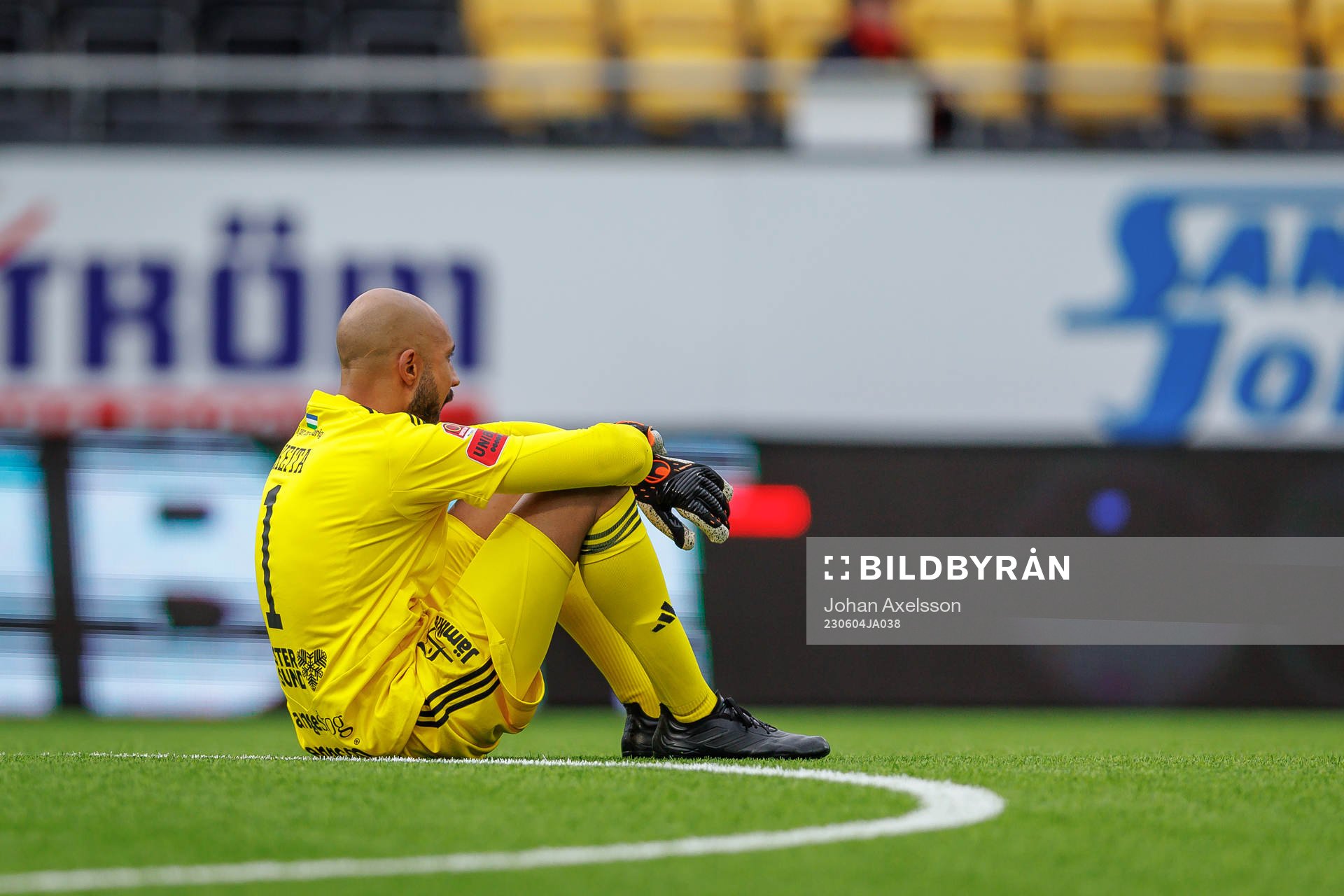 Östersunds målvakt Aly Keita deppar