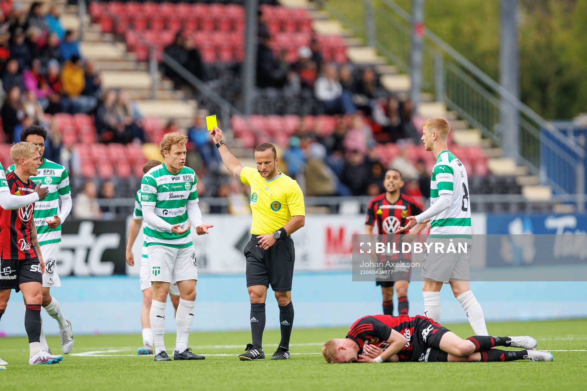 Västerås SKs Herman Magnusson går gult kort av Domare