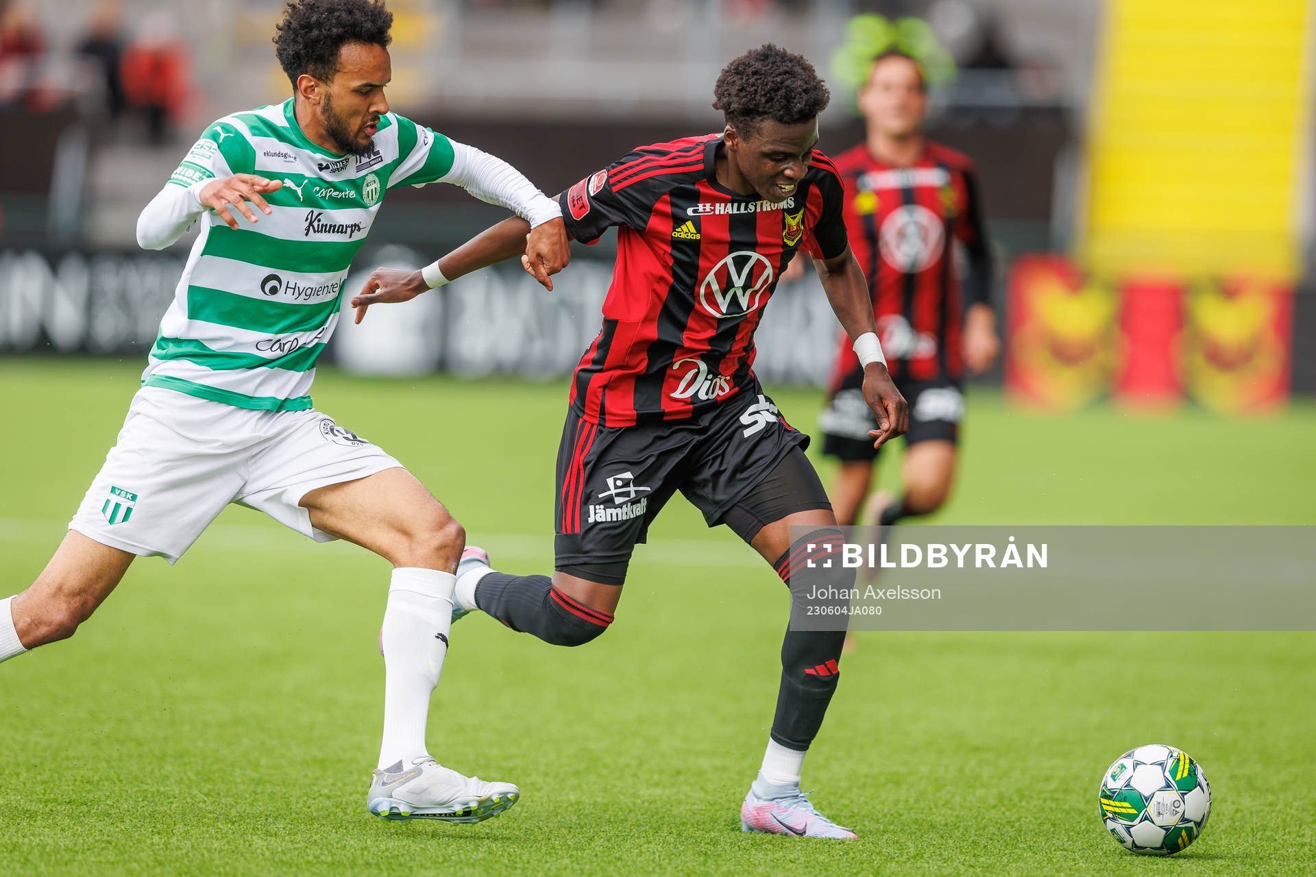 Västerås SKs Alex Douglas i kamp med Östersunds Calvin Kabuye under fotbollsmatchen i Superettan mellan Östersund och Västerås SK den 4 juni 2023 i Östersund.