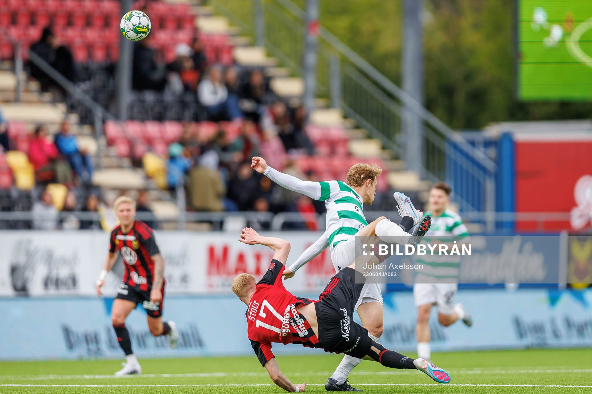 Östersunds Malcolm Stolt i kamp med Västerås SKs Herman Magnusson under fotbollsmatchen i Superettan mellan Östersund och Västerås SK den 4 juni 2023 i Östersund.