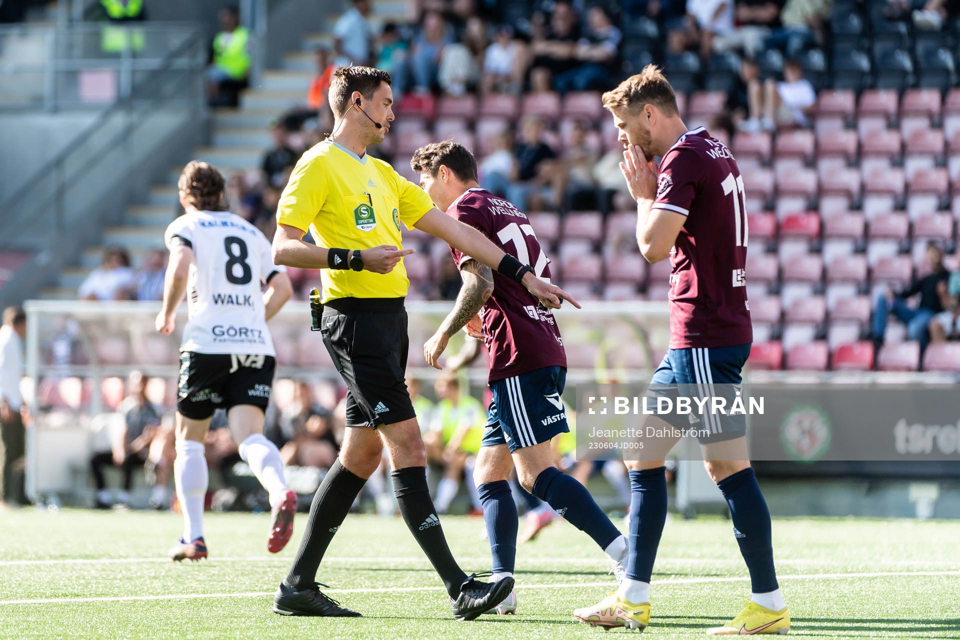 Gefles Leo Englund i diskussion med domare Magnus Lindgren