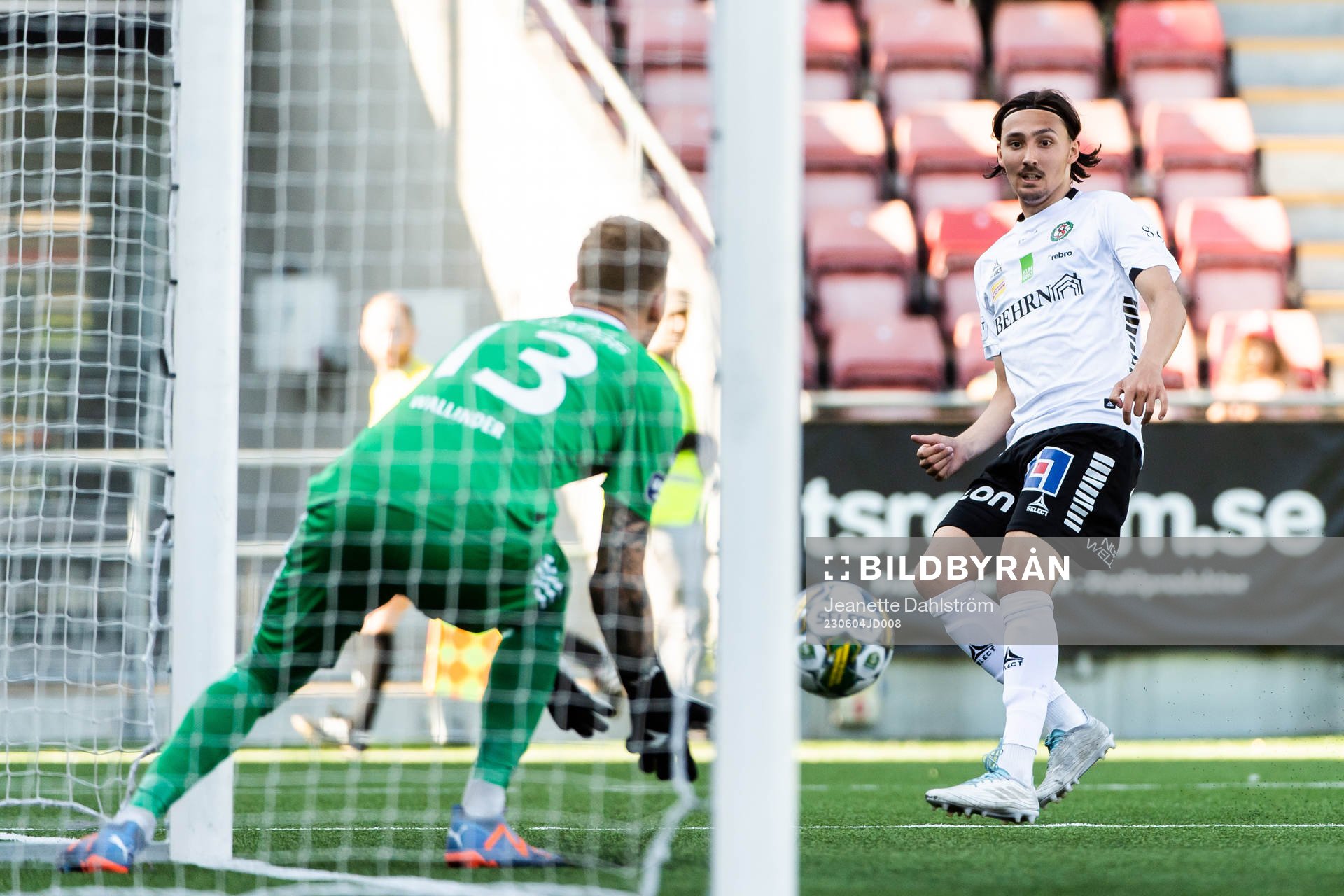 Örebros Adam Bark mot Gefles målvakt Robin Wallinder