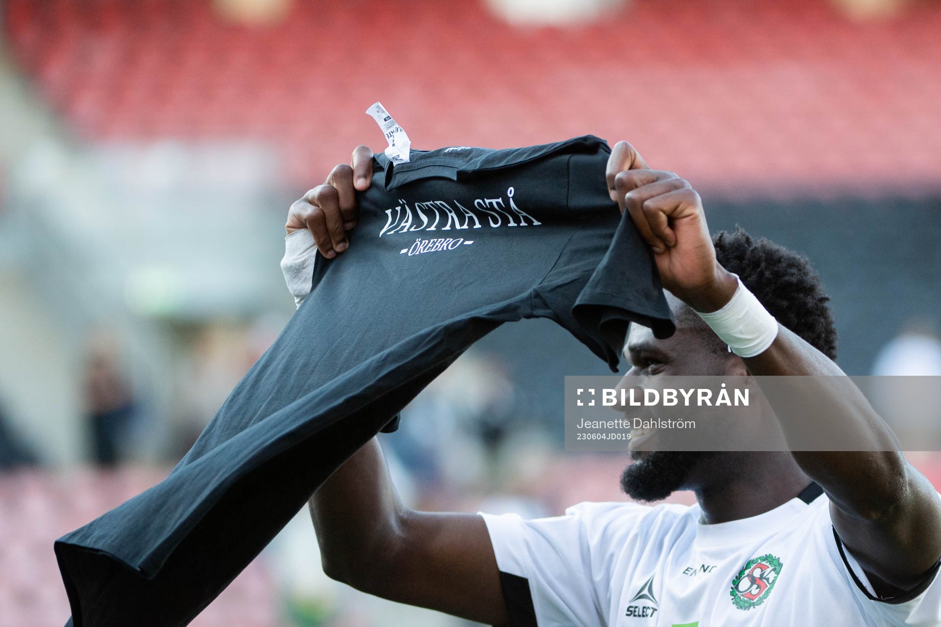 Örebros Nasiru Moro tar emot en tröja av supportarna
