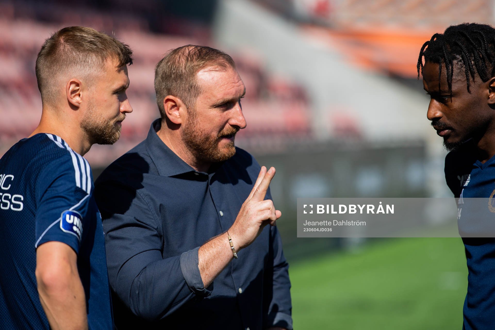 Gefles tränare Mikael Bengtsson dikterar med Christoffer