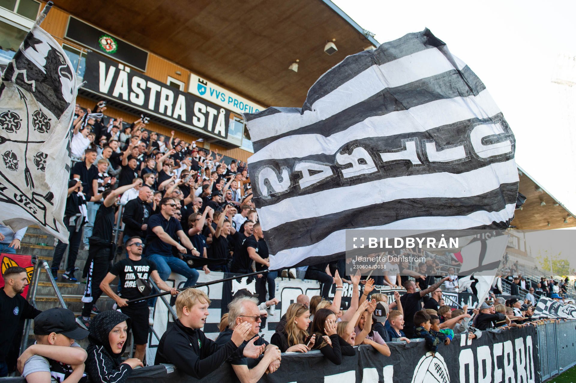 Örebros supportar jublar