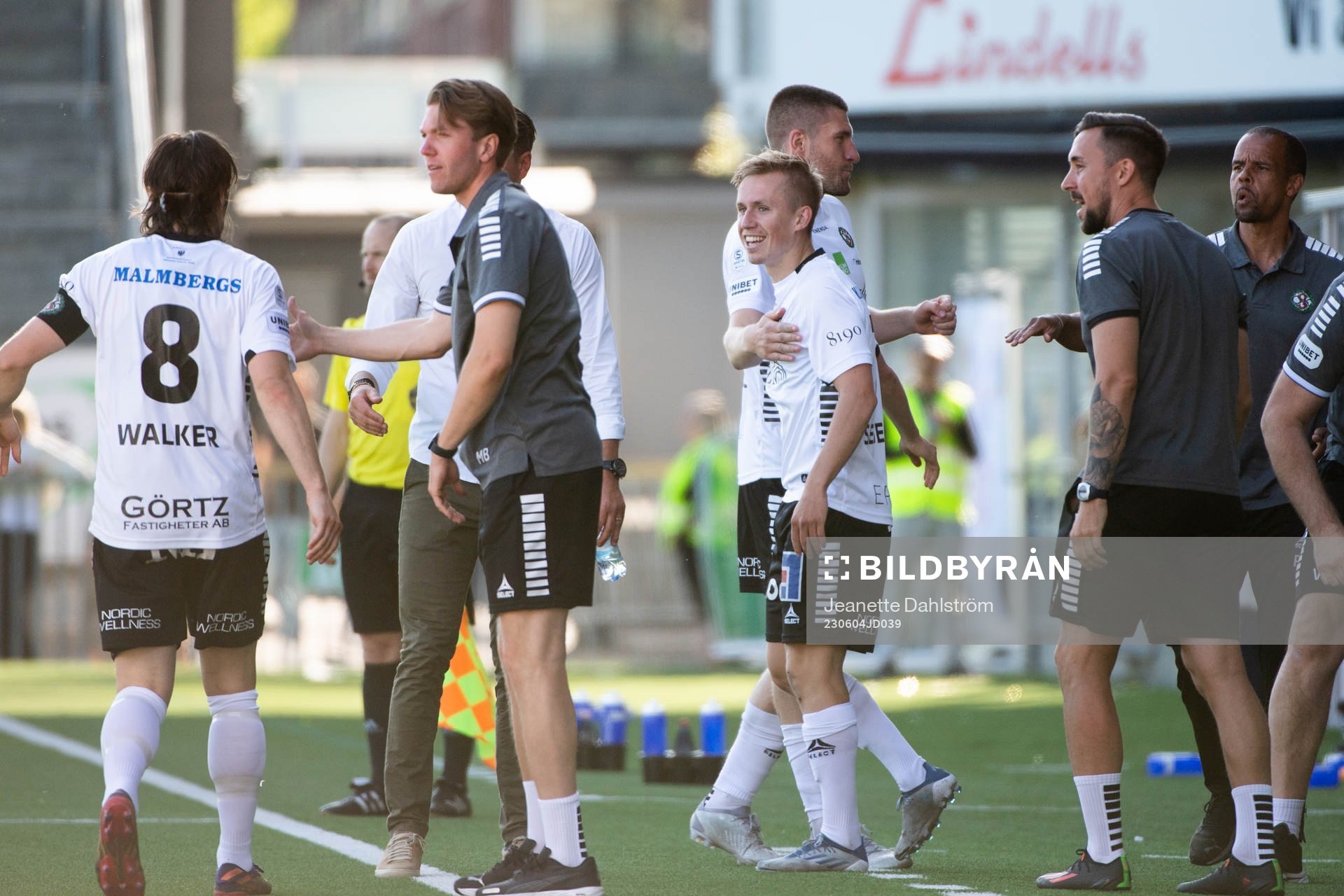 Örebros David Seger jublar efter 1-0 målet med lagkamrater under fotbollsmatchen i Superettan mellan Örebro och Gefle den 4 juni 2023 i Örebro.
