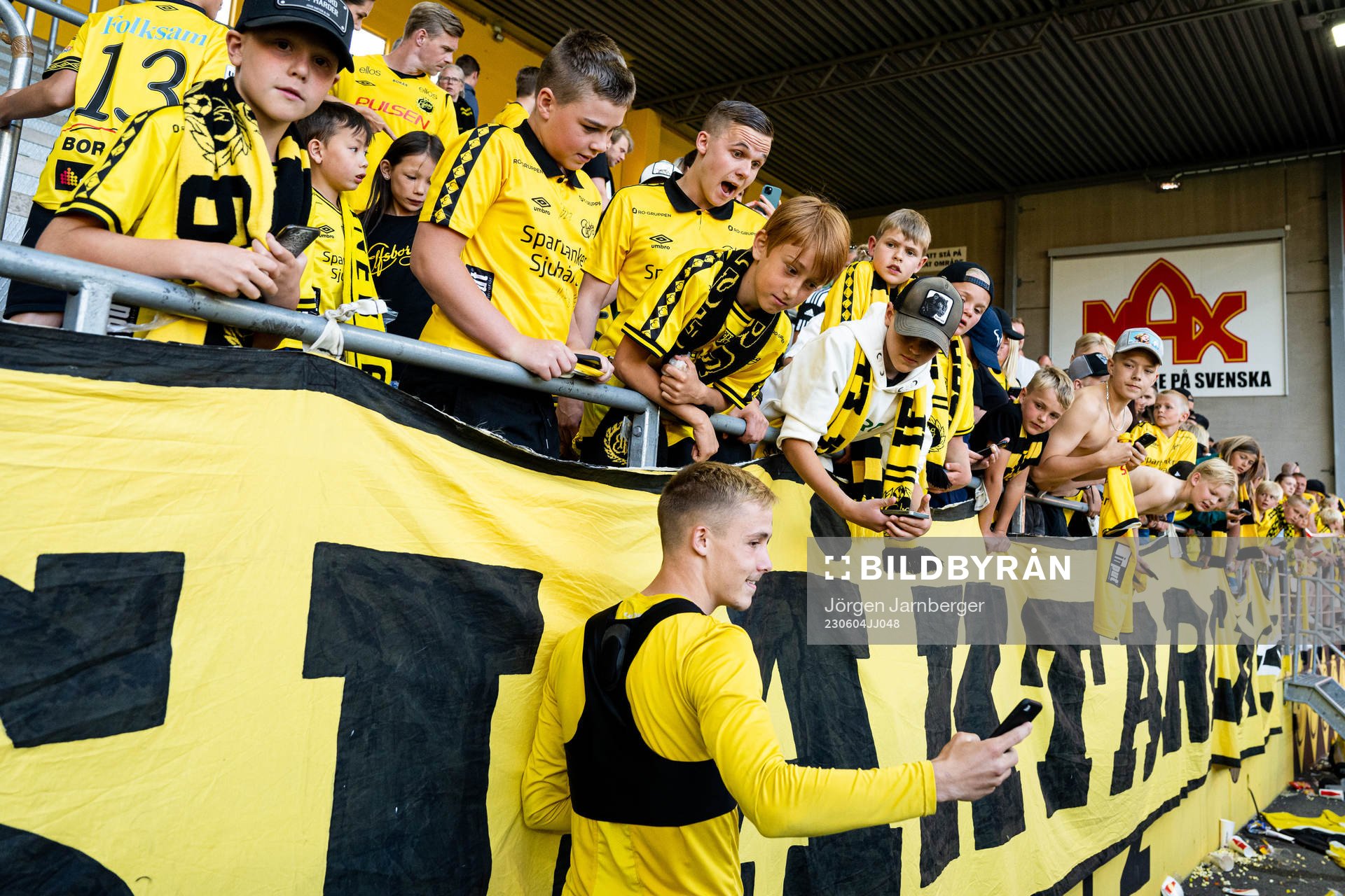 Elfsborgs Jacob Ondrejka tackar publiken efter fotbollsmatchen i Allsvenskan mellan Elfsborg och Djurgården den 4 juni 2023 i Borås.