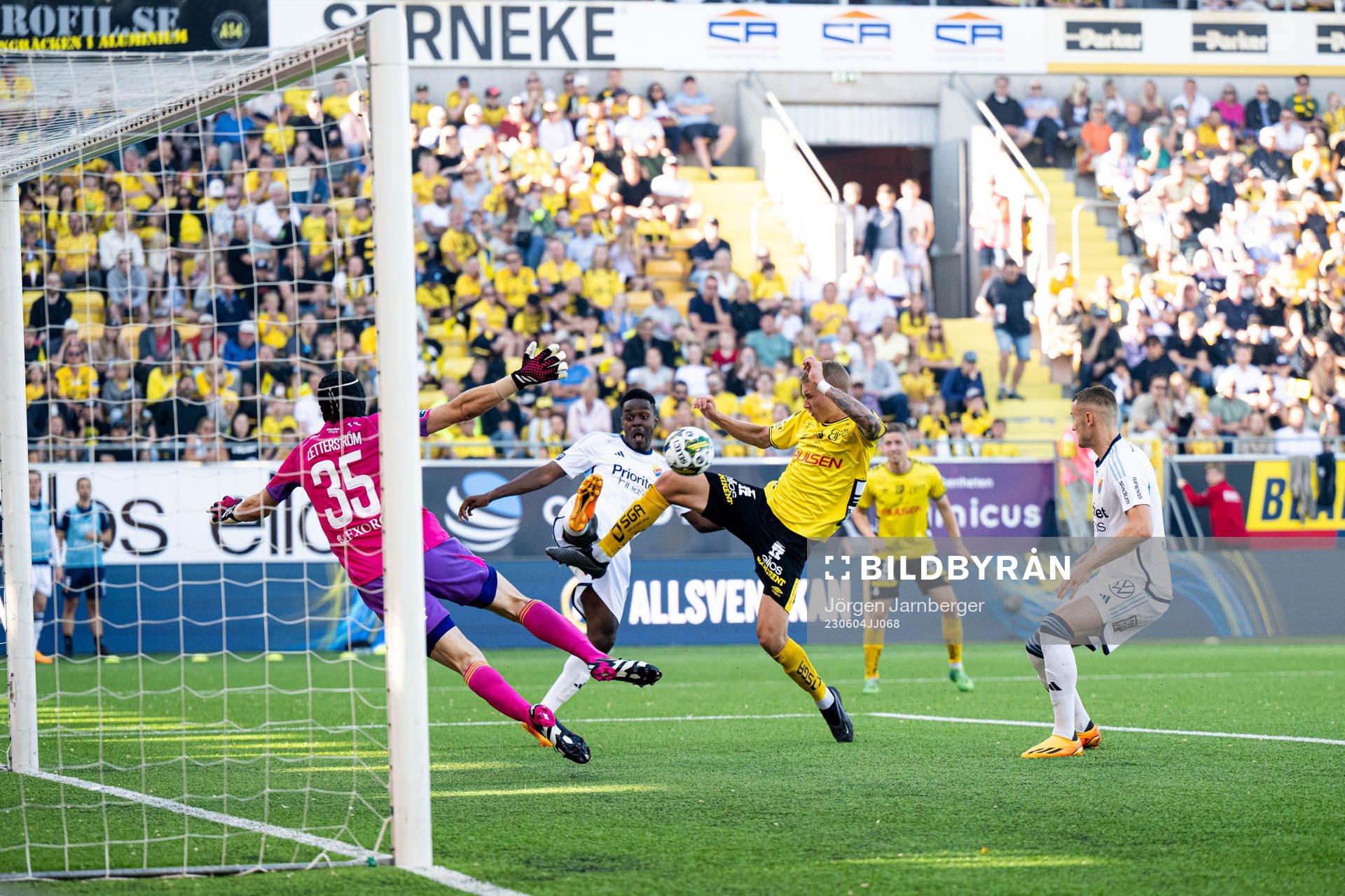 Elfsborgs Sebastian Holmen i kamp Djurgårdens målvakt Jacob Widell Zetterström och Joel Asoro under fotbollsmatchen i Allsvenskan mellan Elfsborg och Djurgården den 4 juni 2023 i Borås. 
