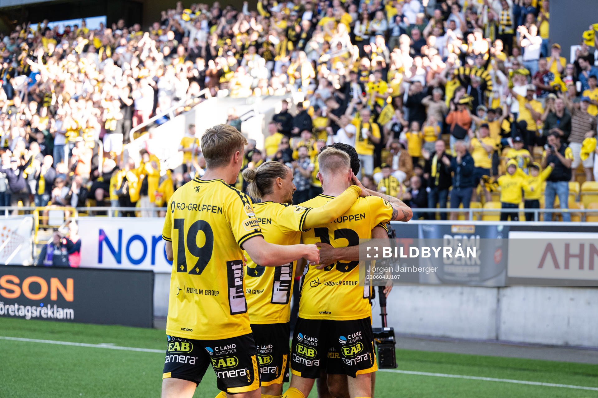Elfsborgs spelare jublar med Johan Larsson