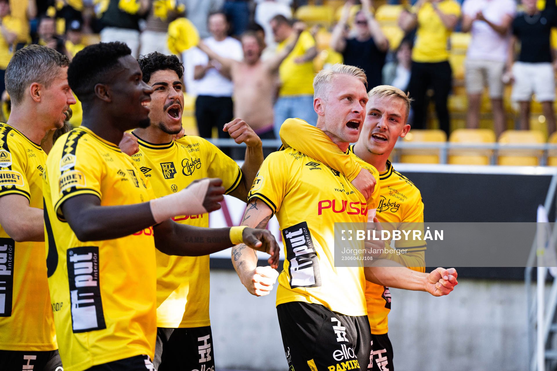 Elfsborgs Johan Larsson jublar med Jacob Ondrejka efter 1-0 under fotbollsmatchen i Allsvenskan mellan Elfsborg och Djurgården den 4 juni 2023 i Borås.